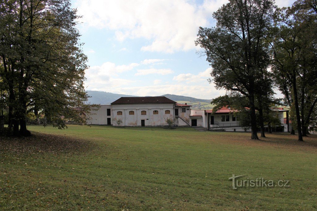 Blick vom Park auf das Theater