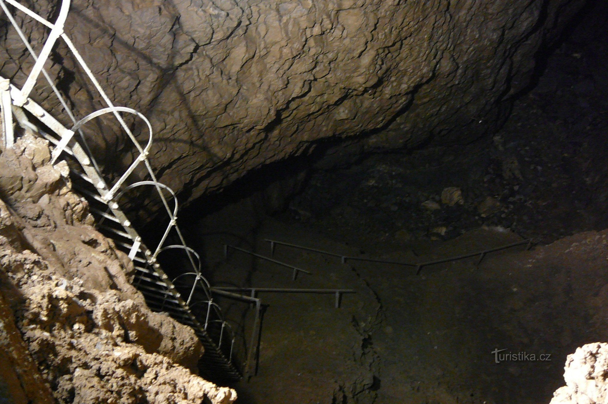 Blick auf den Grund des Stepped Abyss von der letzten Stufe, links Absolons Macošský žebr
