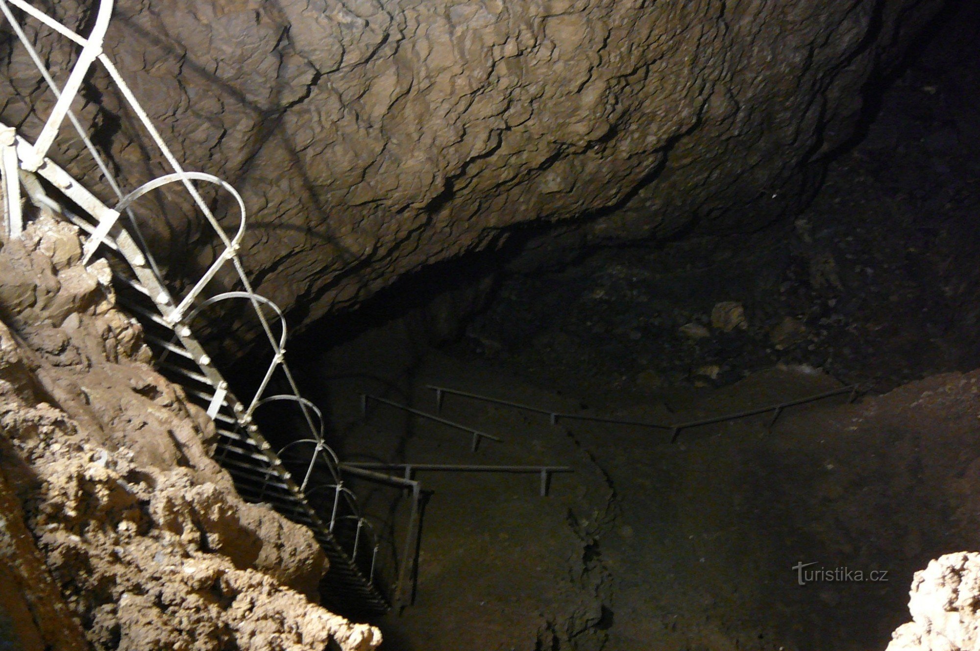 Vista do fundo do Abismo Escalonado do último degrau, à esquerda o Macošský žebr de Absolon