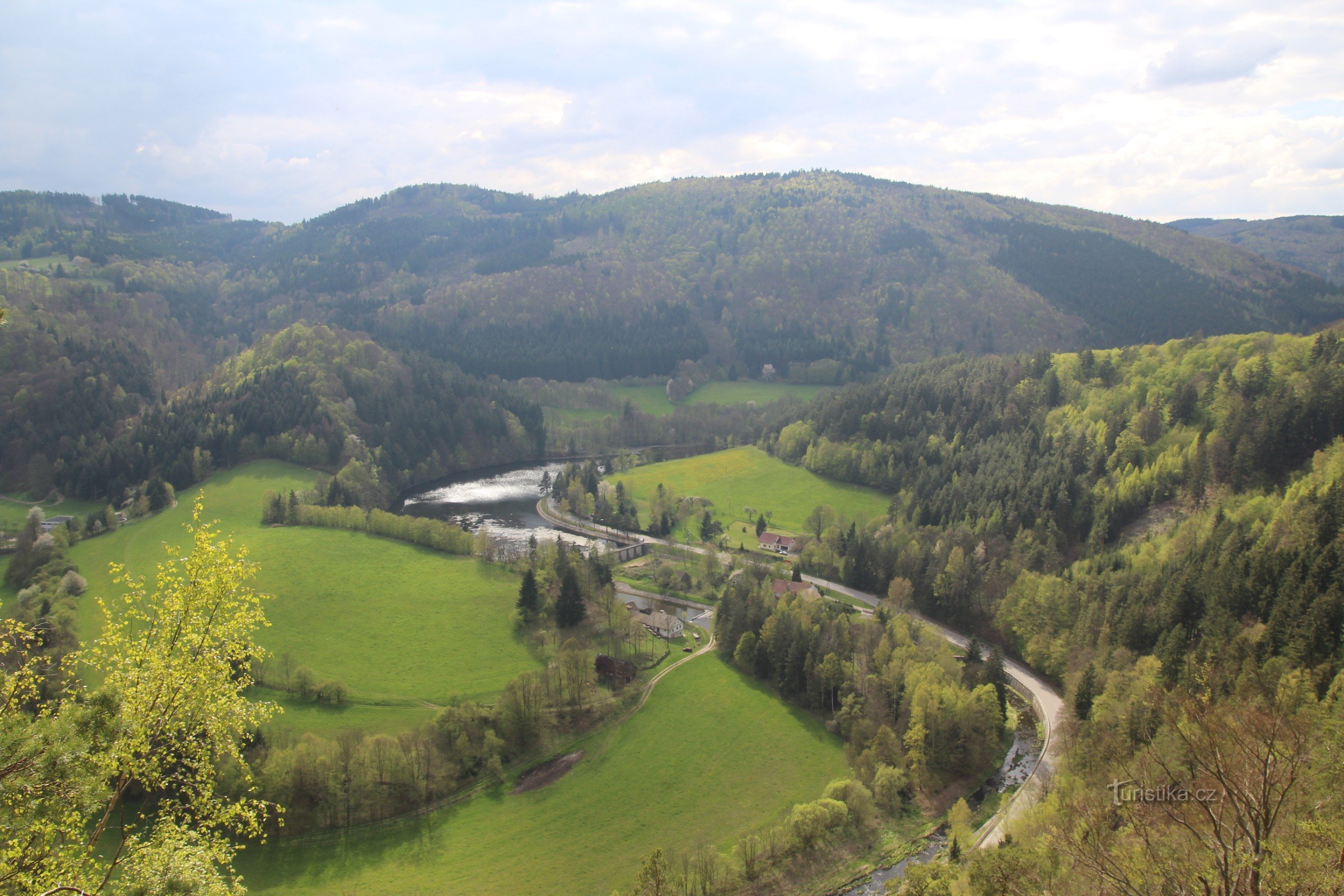Widok na dno doliny ze zbiornikiem wodnym Vír II, nad nim wydatny grzbiet Bajerskiego wzgórza