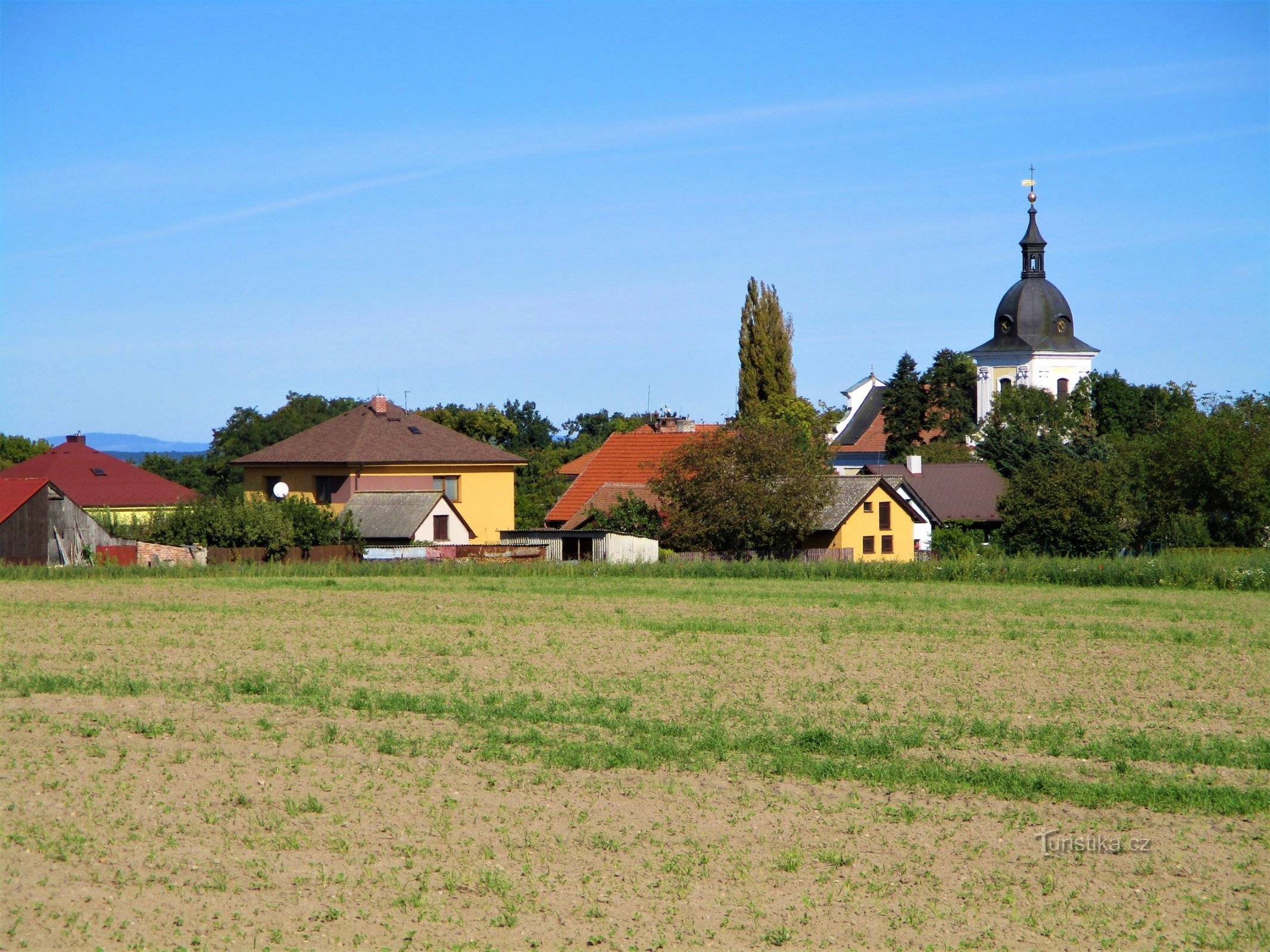 Pohled na Dobřenice z cesty od Osiček (18.9.2020)