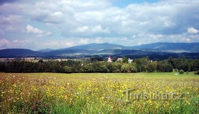 Blick auf Dolní Boříkovice von Buková hora. Im Hintergrund