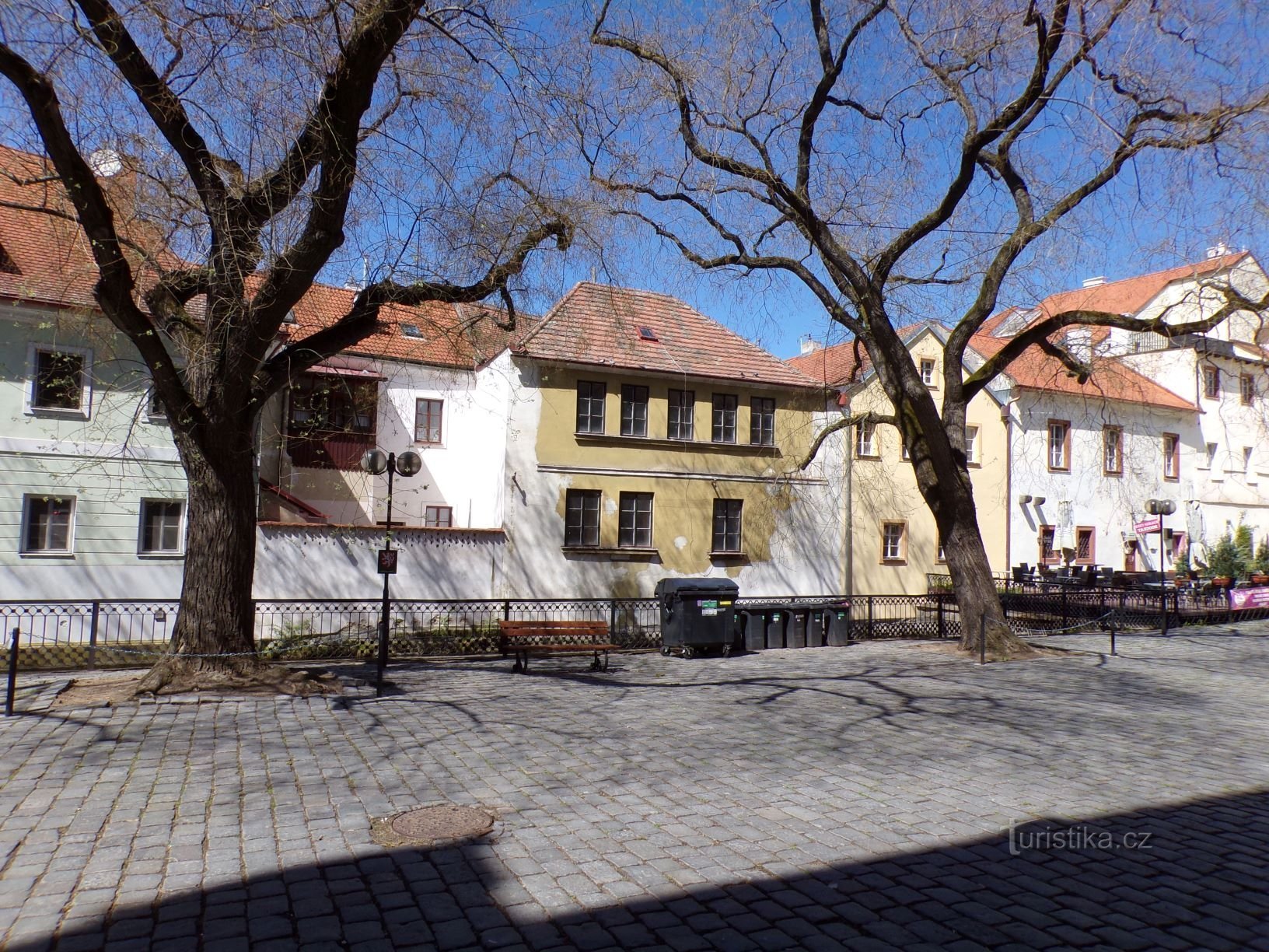 Gezicht op de huizen in de Kostelní-straat vanaf de Pod Sklípky-straat (Pardubice, 10.5.2021/XNUMX/XNUMX)