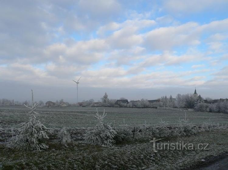 Widok na Drahany na tle elektrowni wiatrowej