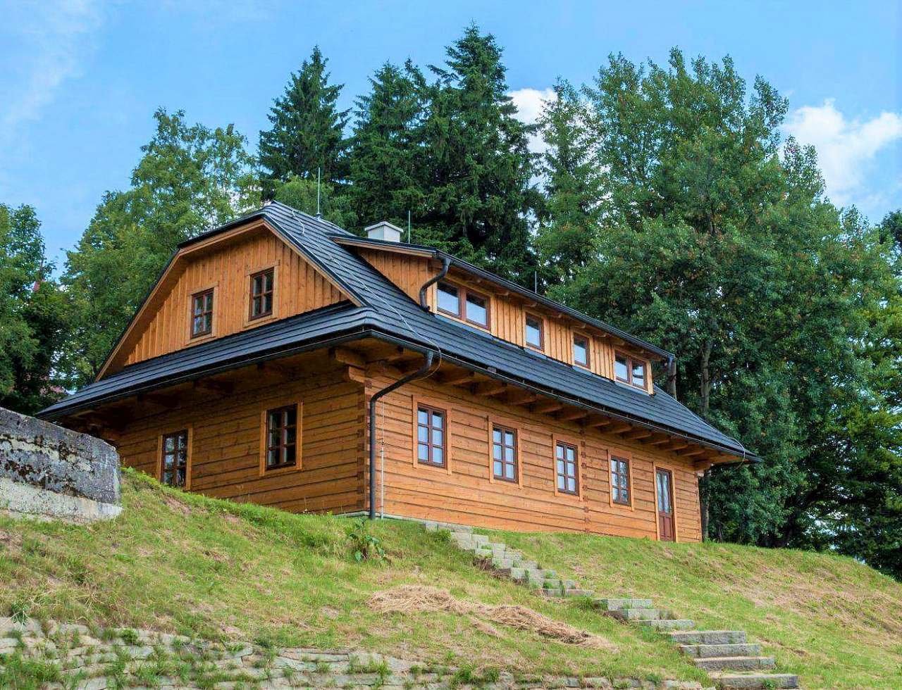 Gezicht op het houten huis vanuit het zuiden