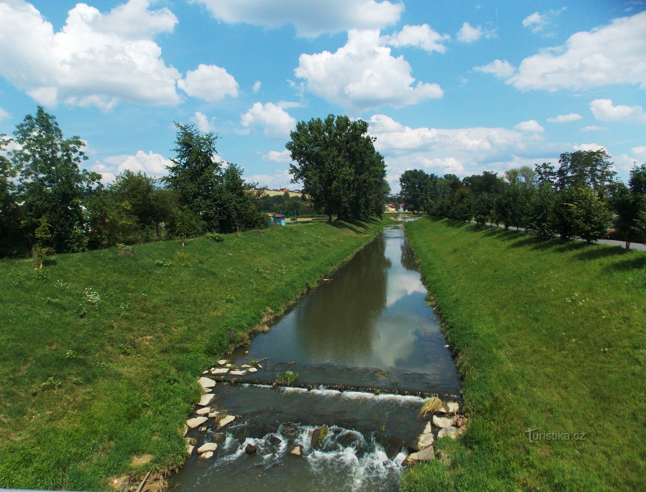 utsikt över Dřevnica från bron i Louky