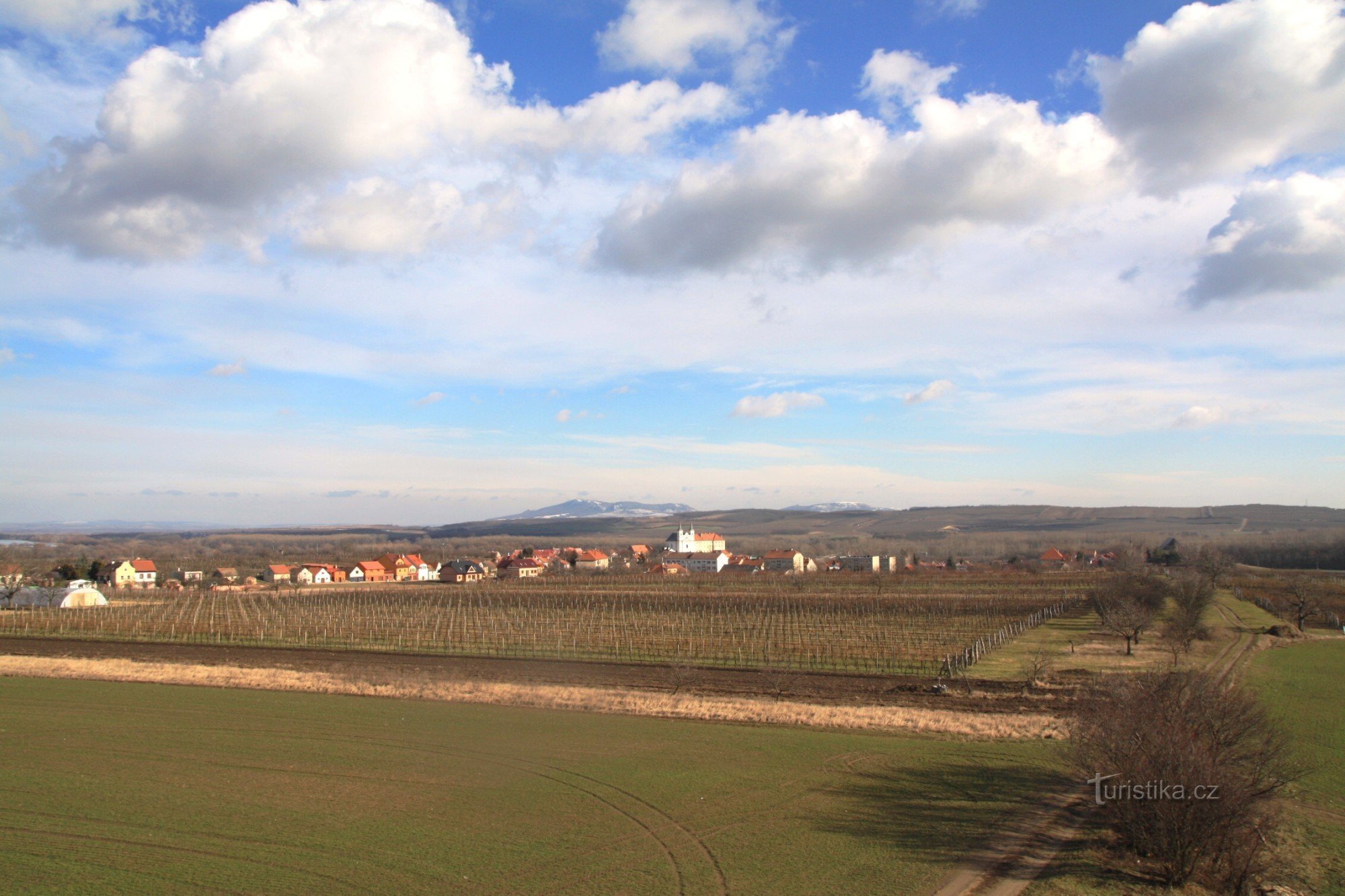 Gezicht op Drnholec, Pálava bergkam aan de horizon