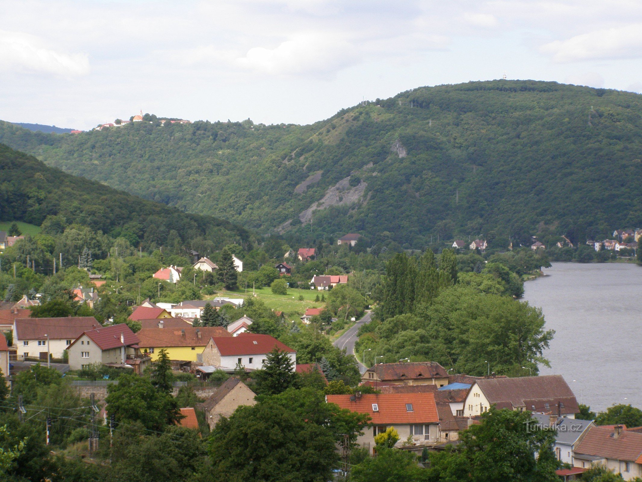 Blick auf die Kirche von Dubický und den Aussichtspunkt auf das Müllerkreuz von Sebuzín