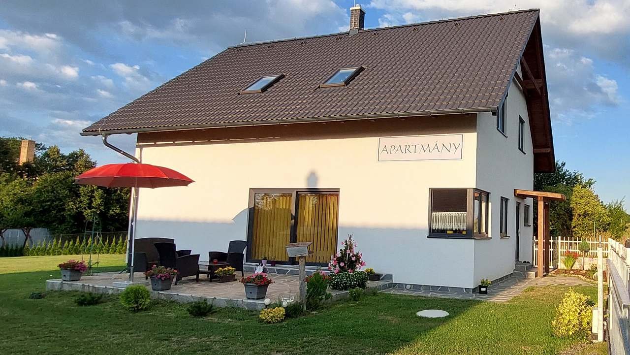 Pohled na dům s apartmány.