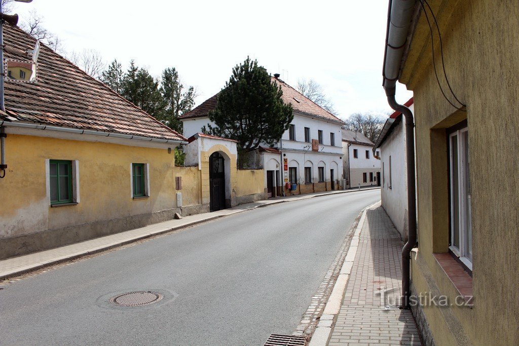 Veduta della casa con una targa commemorativa