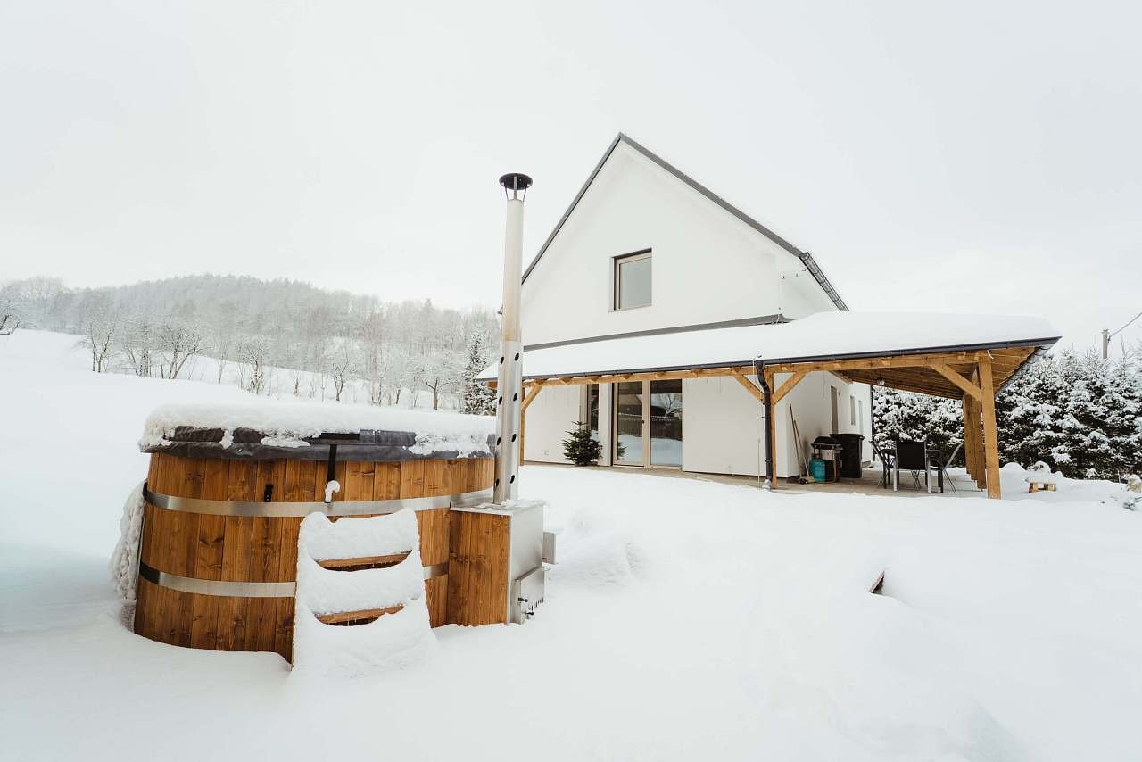 Pohled na dům zvenku od sudu