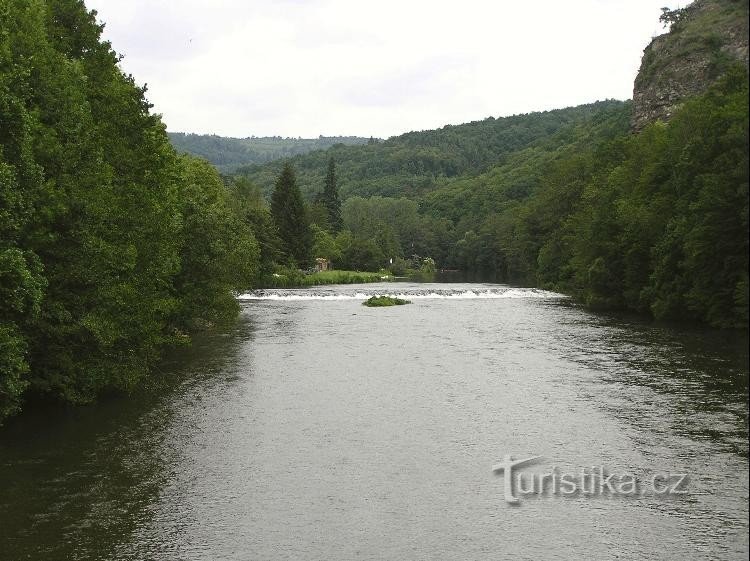 vista de Dyji: vista desde el puente fronterizo río arriba, a la derecha de la roca Hardegg