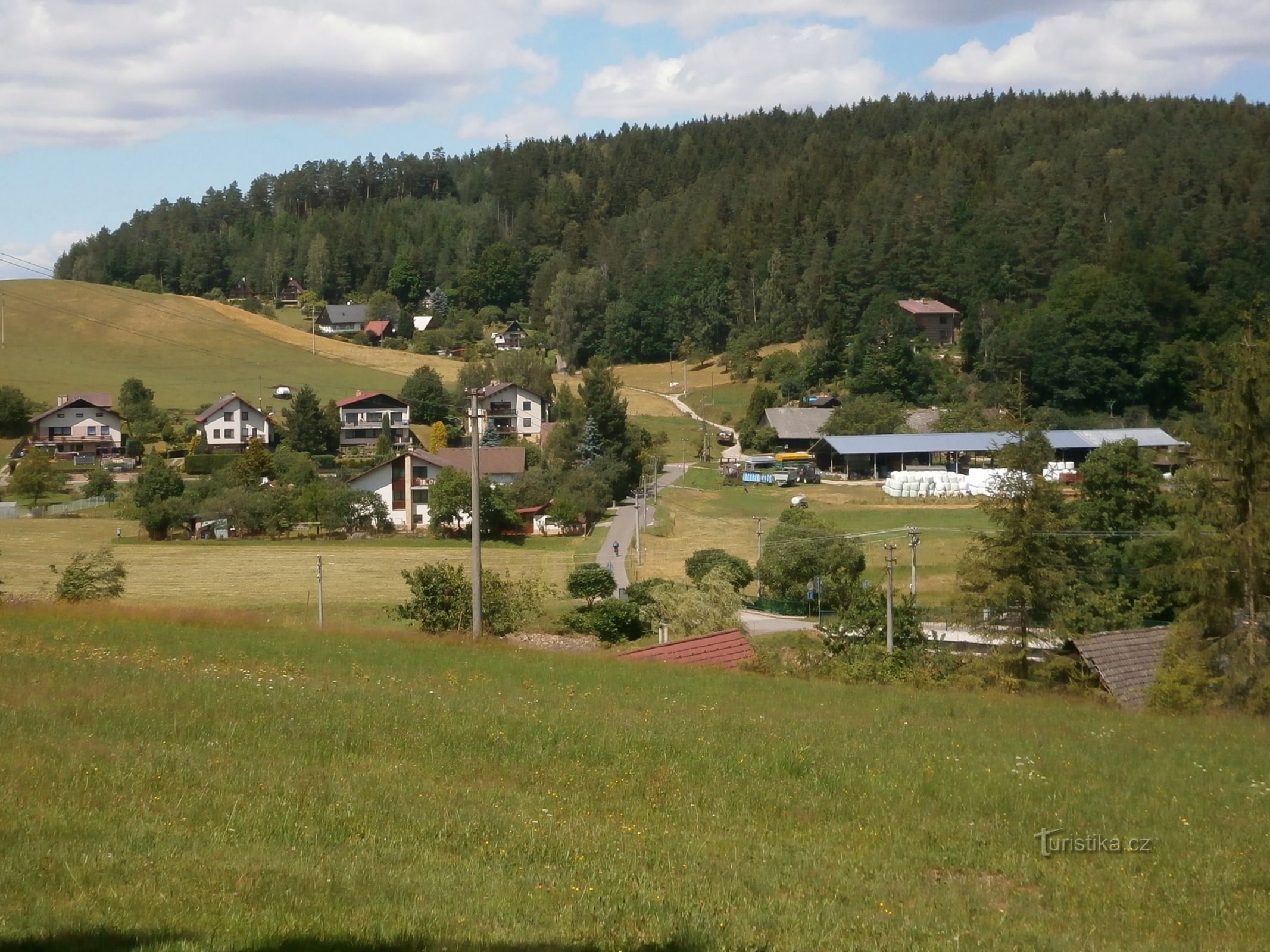 Vista de Havlovice da colina acima de Mandlem, Homole ao fundo (8.7.2017/XNUMX/XNUMX)