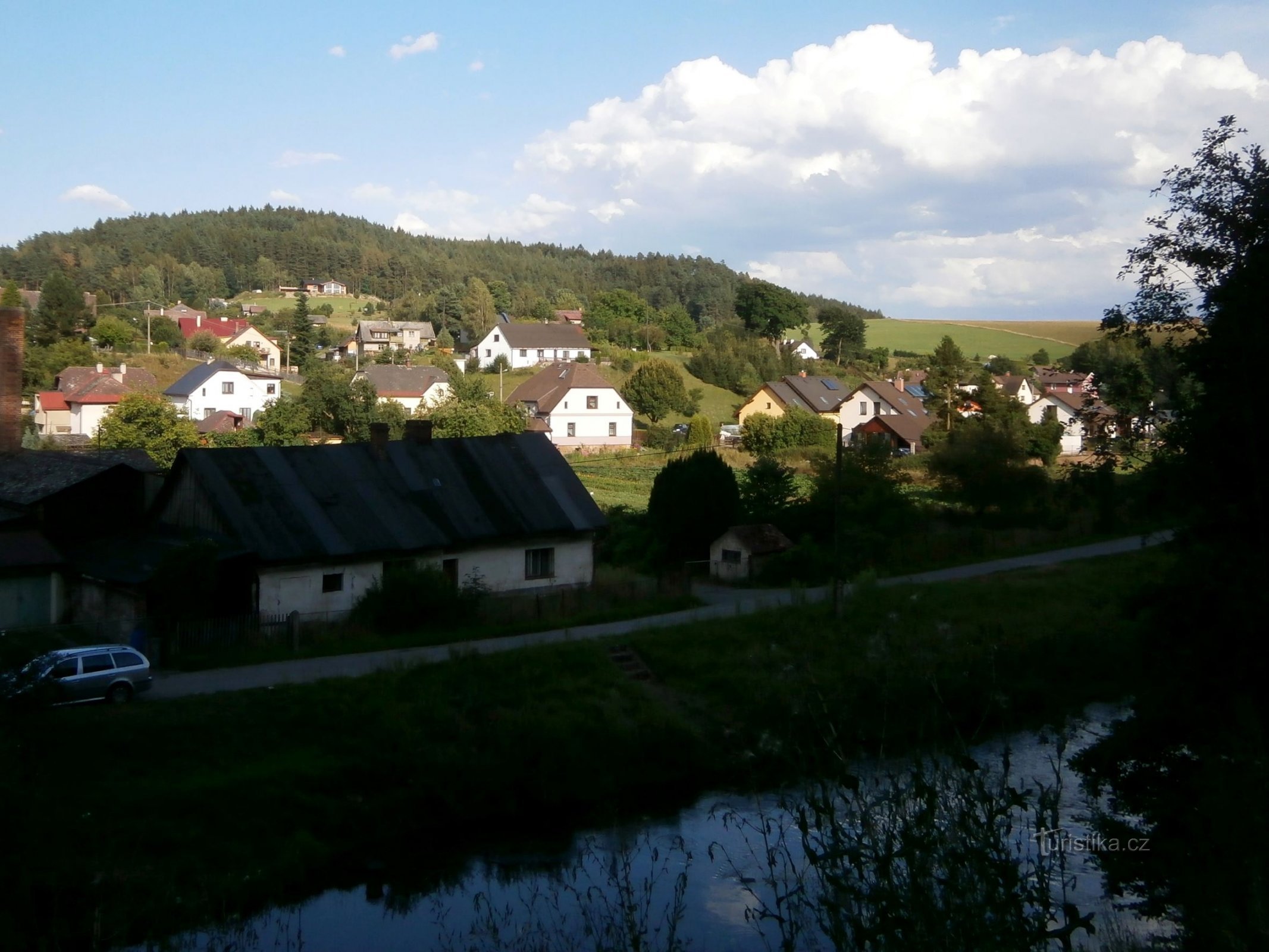 Blick auf Havlovice von der Straße nach Úpici, mit Homole im Hintergrund (4.8.2016. August XNUMX)