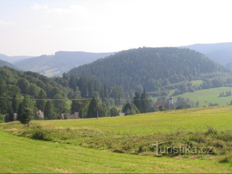 Blick auf Hěřmanovice von der Kreuzung des Heřmanovice-Kamms