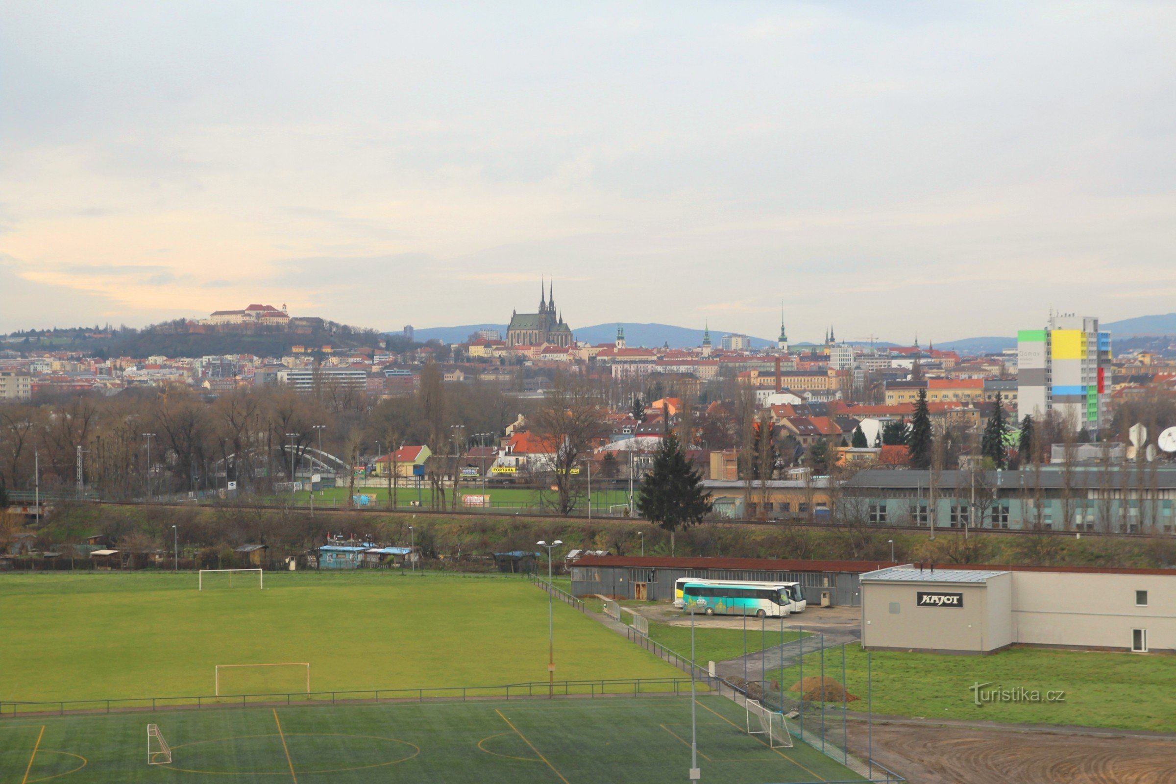 En vy över den historiska delen av Brno med landmärkena Petrov och Špilberk