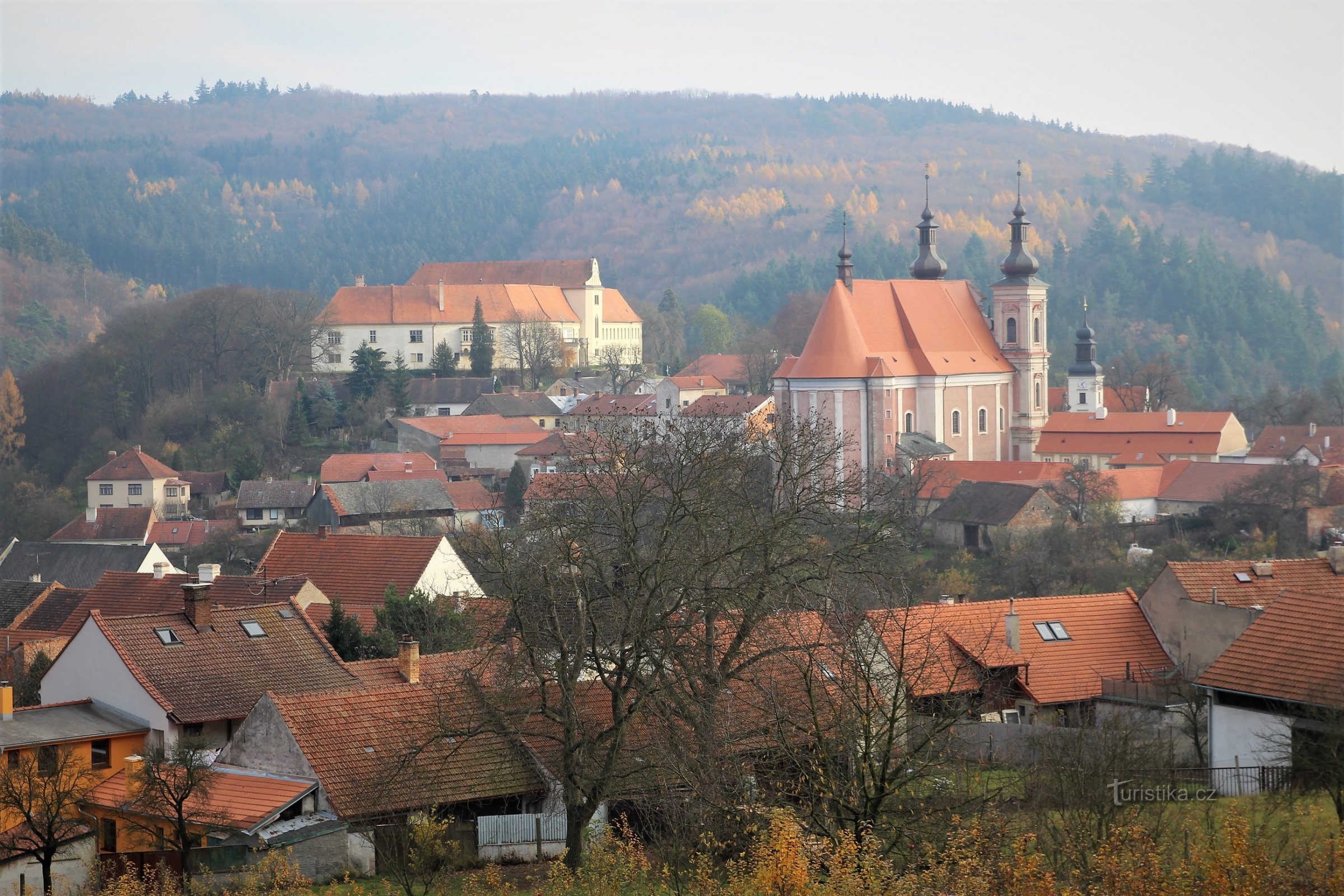 Pohled na historickou část městysu ze stráně nad hřbitovem