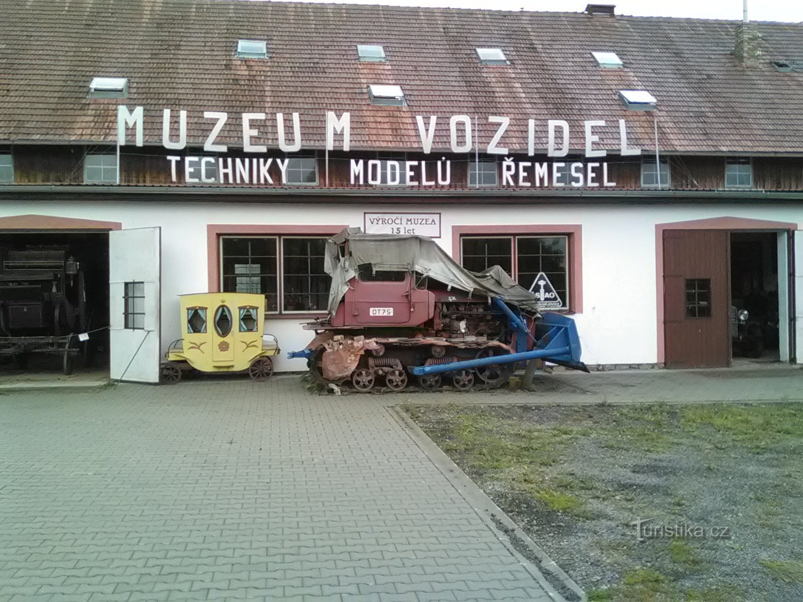 Pohled na hlavní budovu muzea v Pořežanech