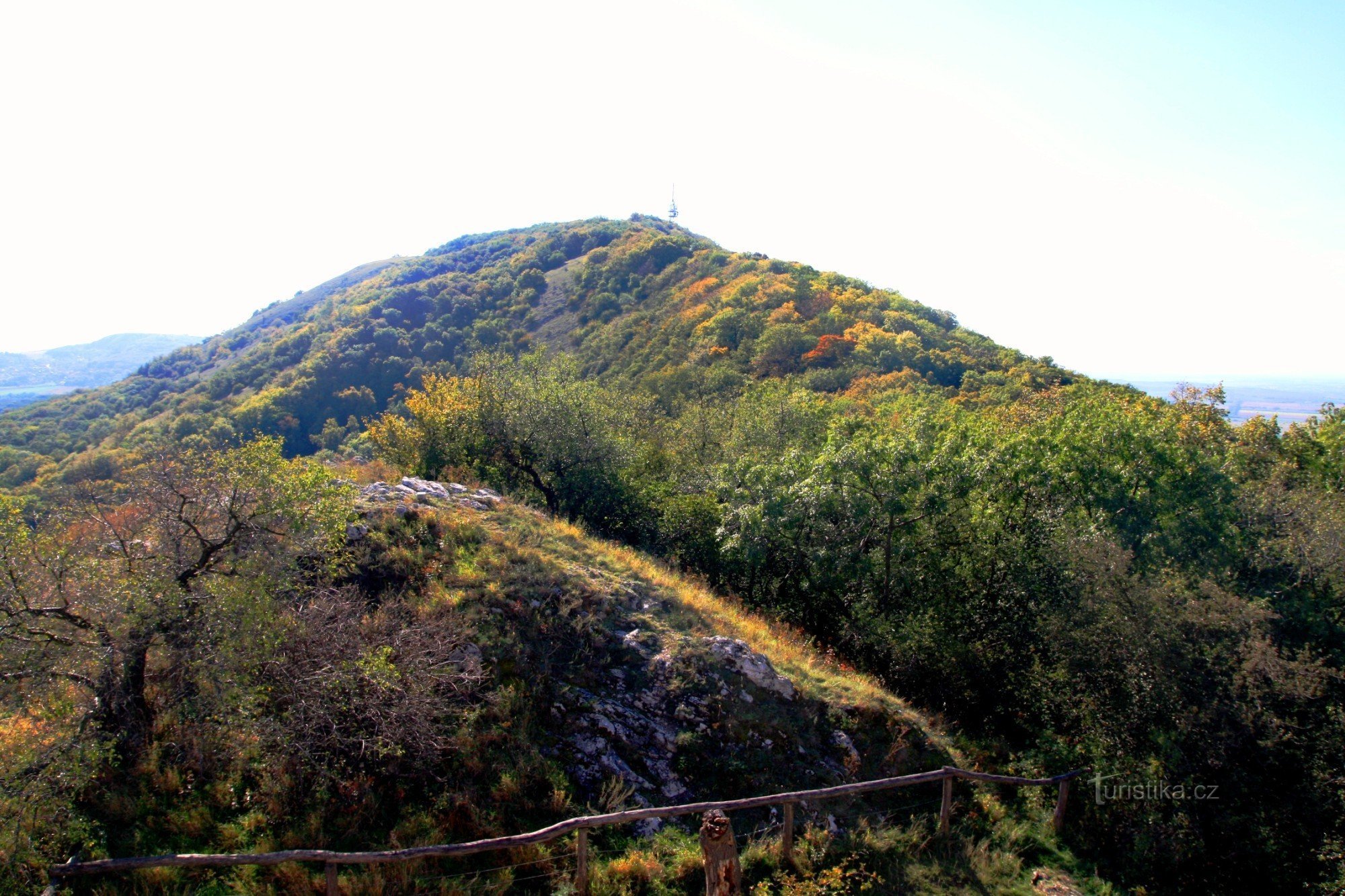 Vista de la arista principal de la barra caliza de Devín