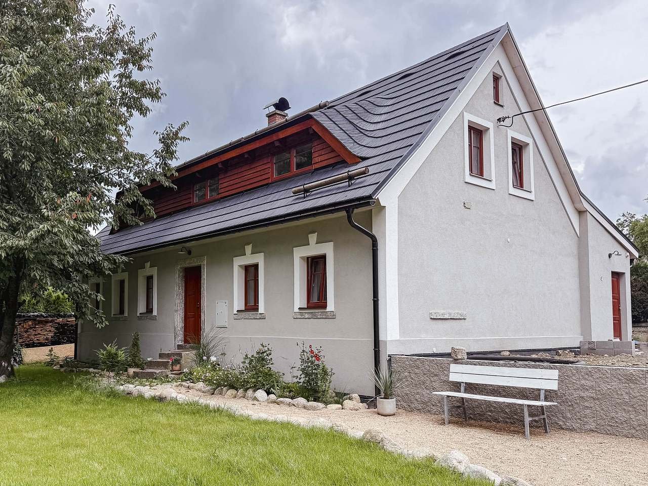 Pohled na hlavní vchod a celý dům