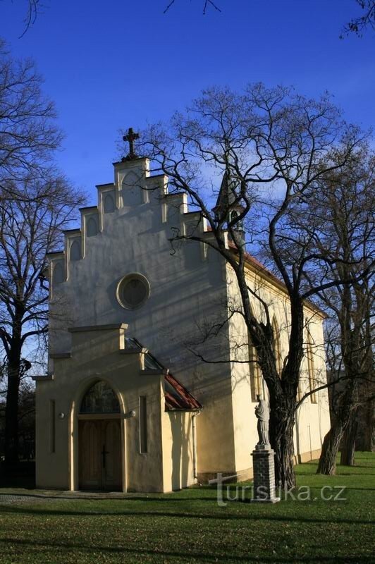 Blick auf den Haupteingang der Kirche, vor der Kirche die Statue des hl. Jan Nepomuký