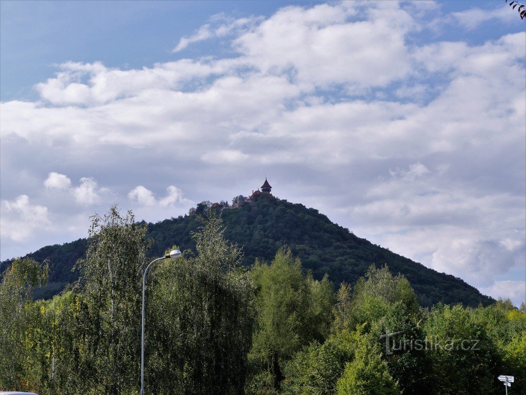 Utsikt över Hněvín från staden Most