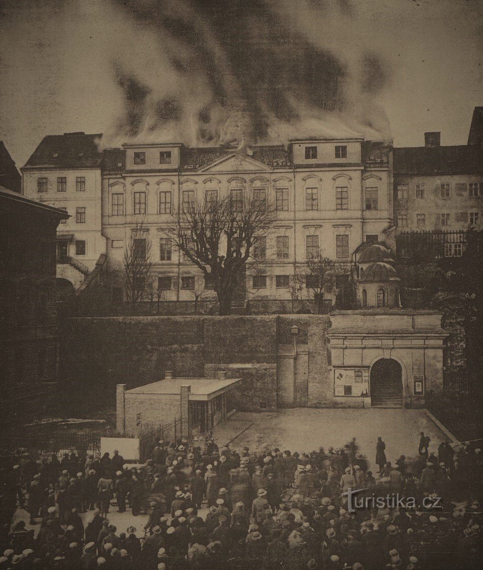 Vista della residenza vescovile in fiamme a Hradec Králové dal ponte di Moravia (1931)