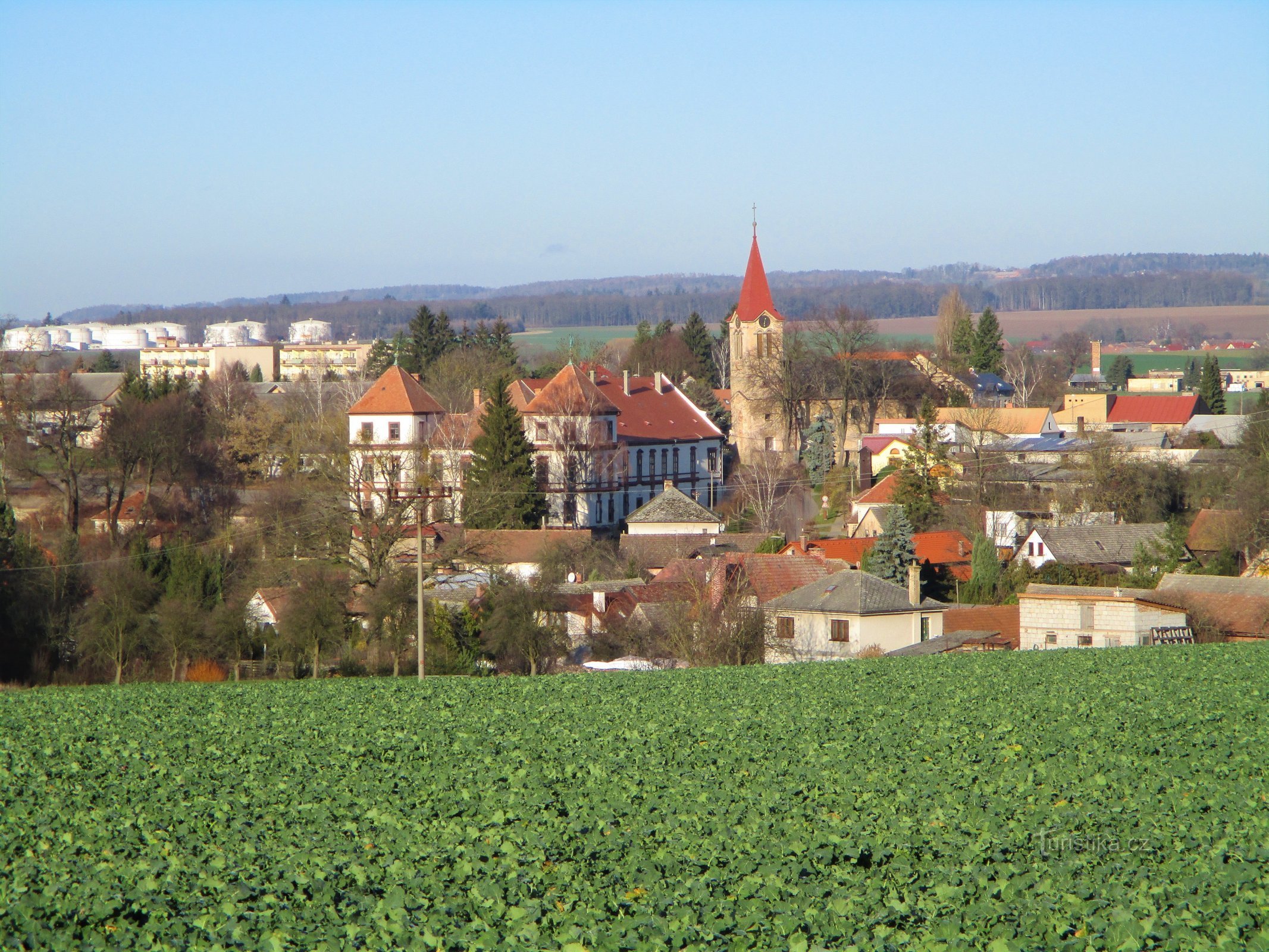Utsikt över Hořiněves från vägen från Sendražice
