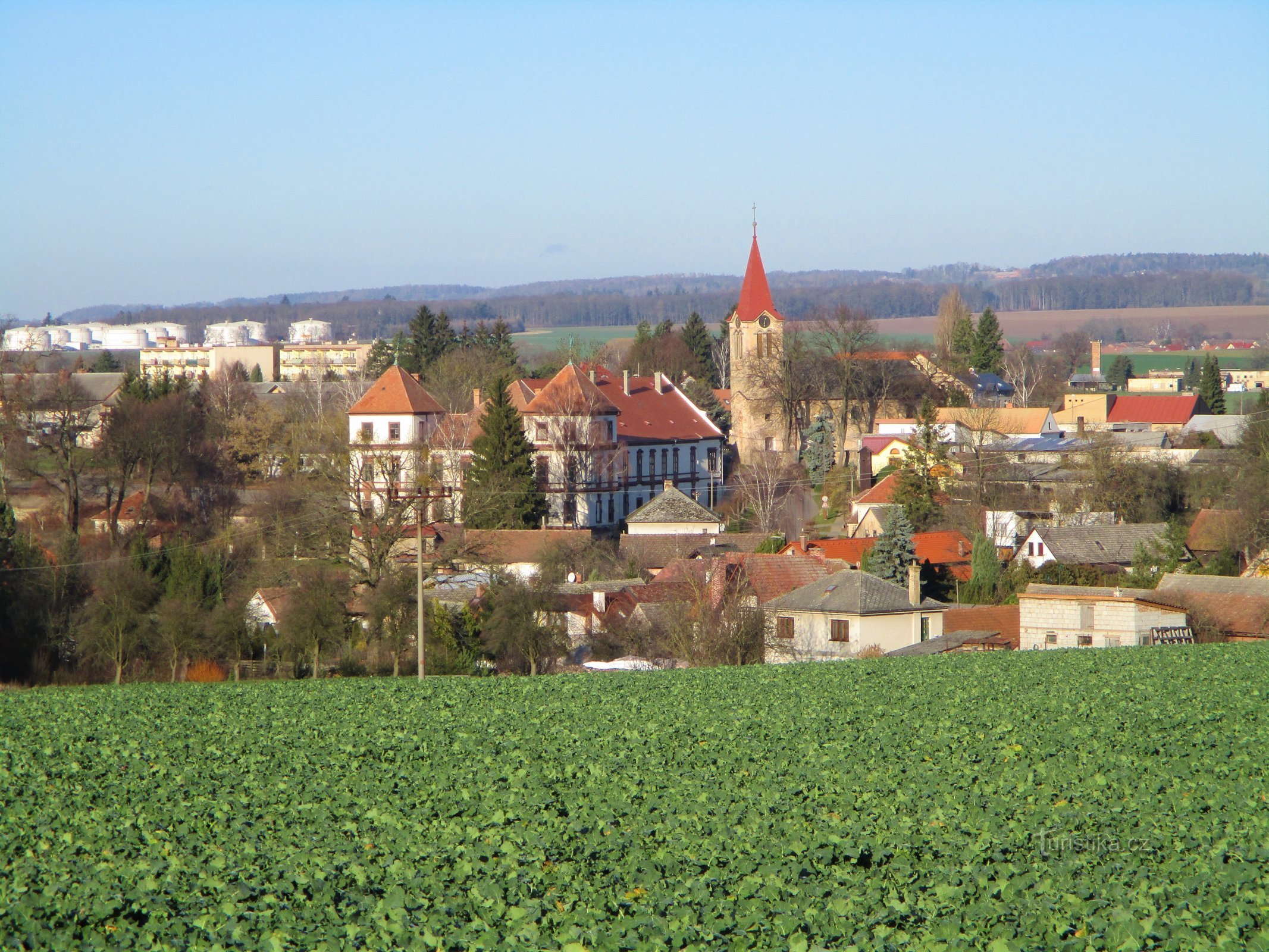 Vue de Hořiněves depuis la route de Sendražice