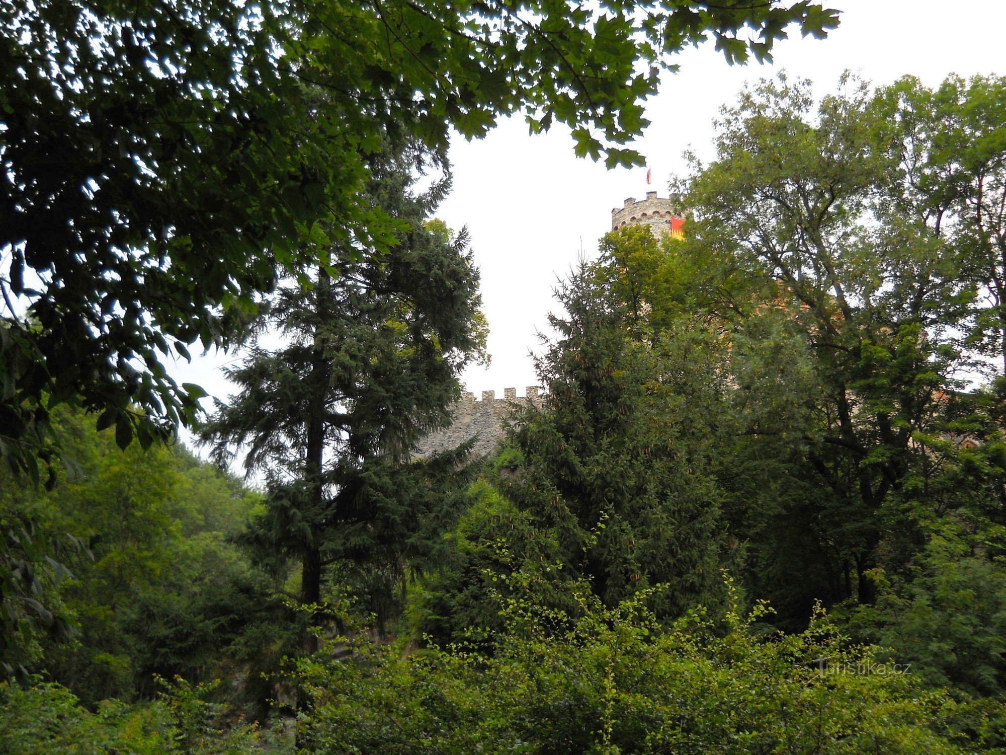 Kilátás a Felsővárra egy hosszabb ösvényről