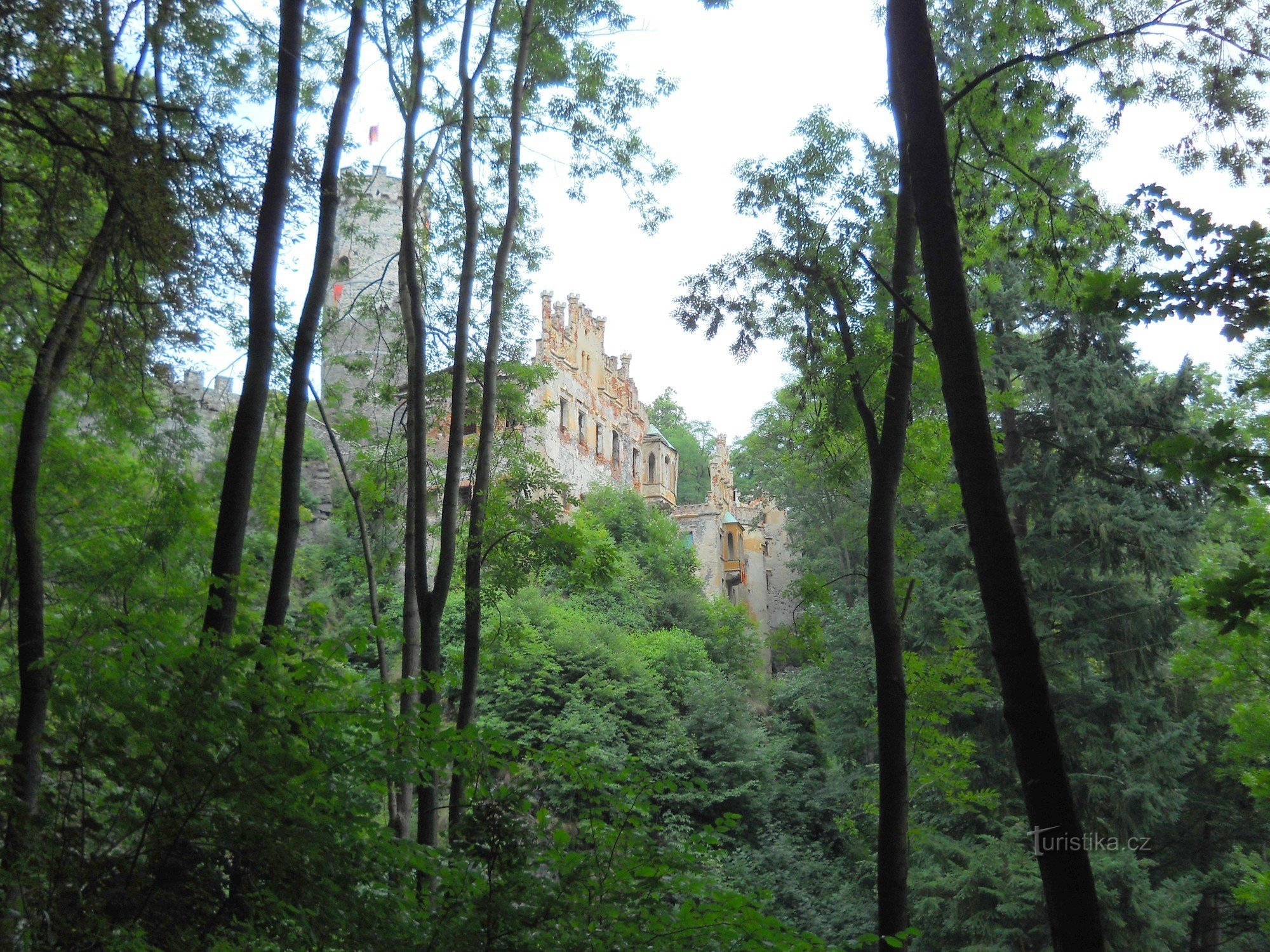 Вид на Верхний замок с более длинной дорожки