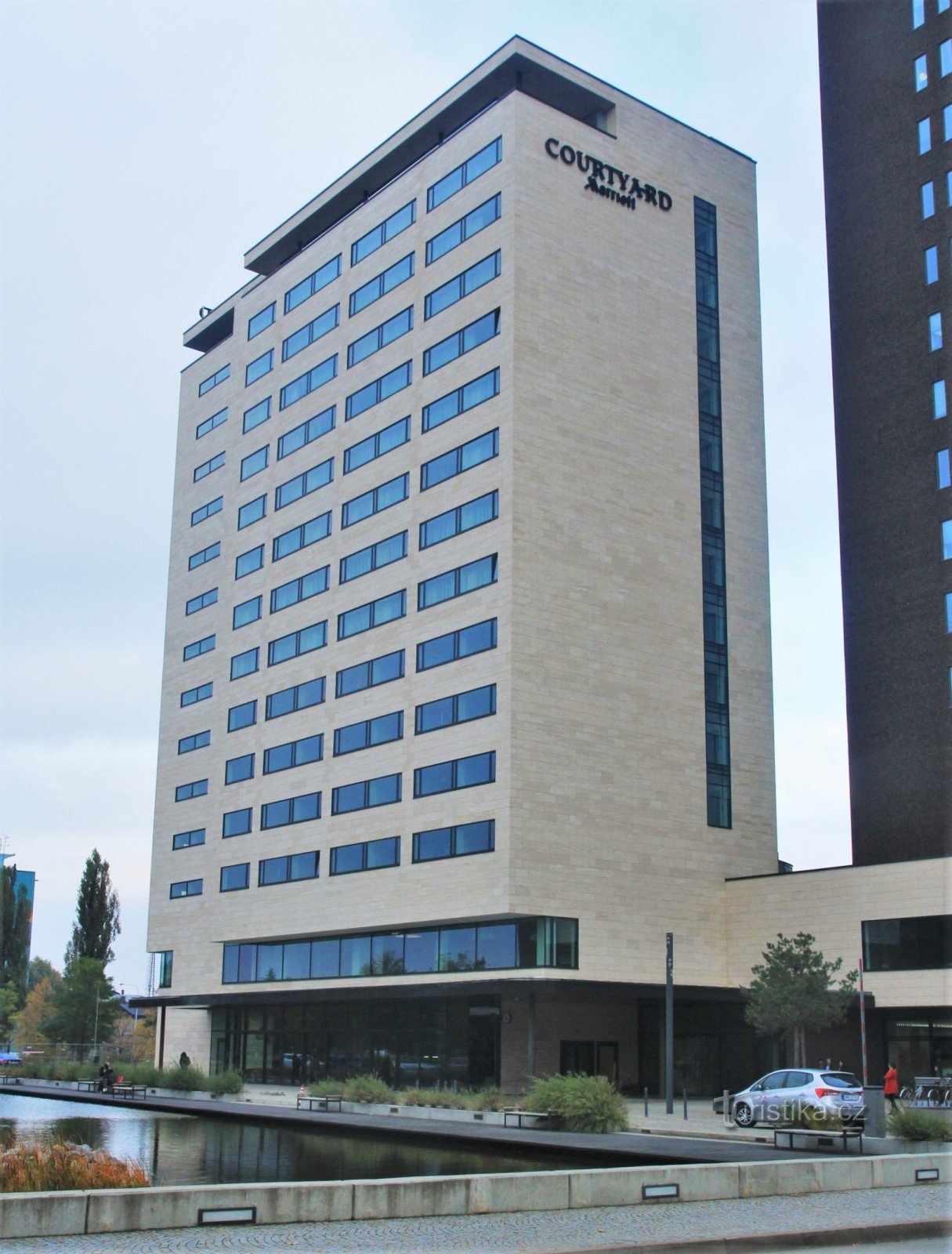 Blick auf das Hotel von der Holandské-Straße