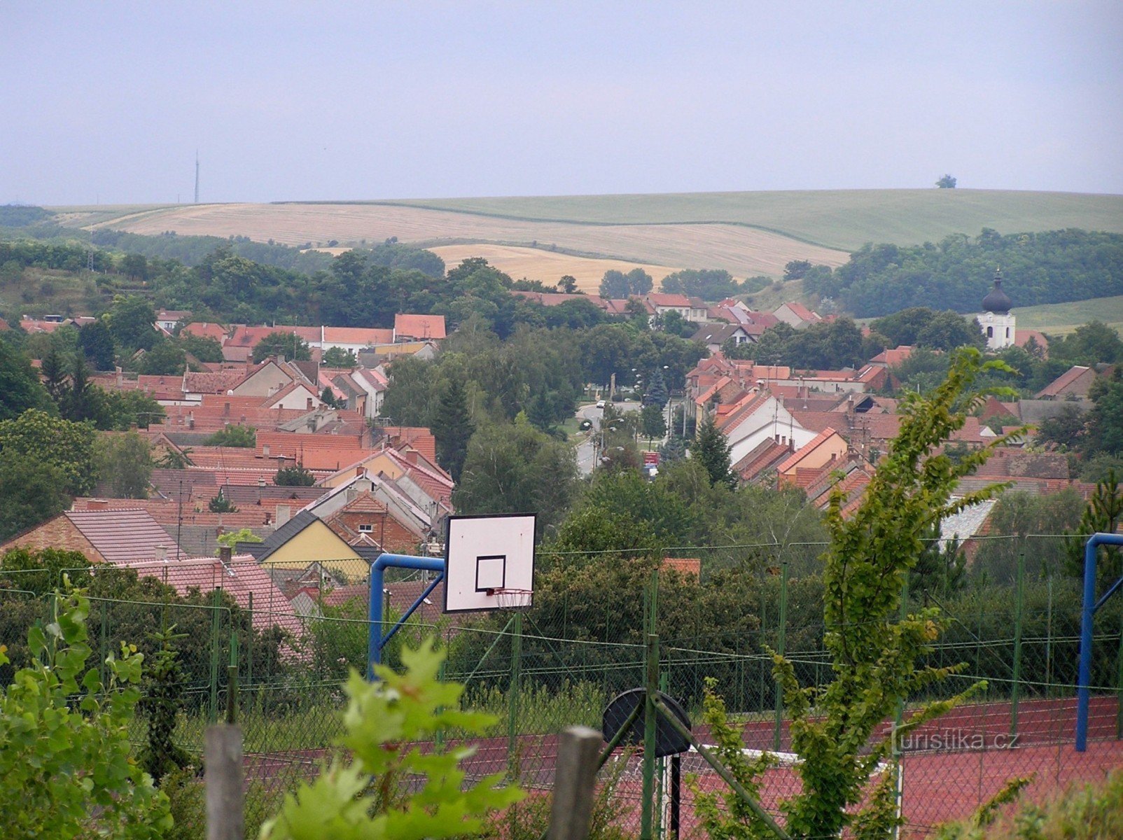 vue sur Hovorany depuis la cour de l'école