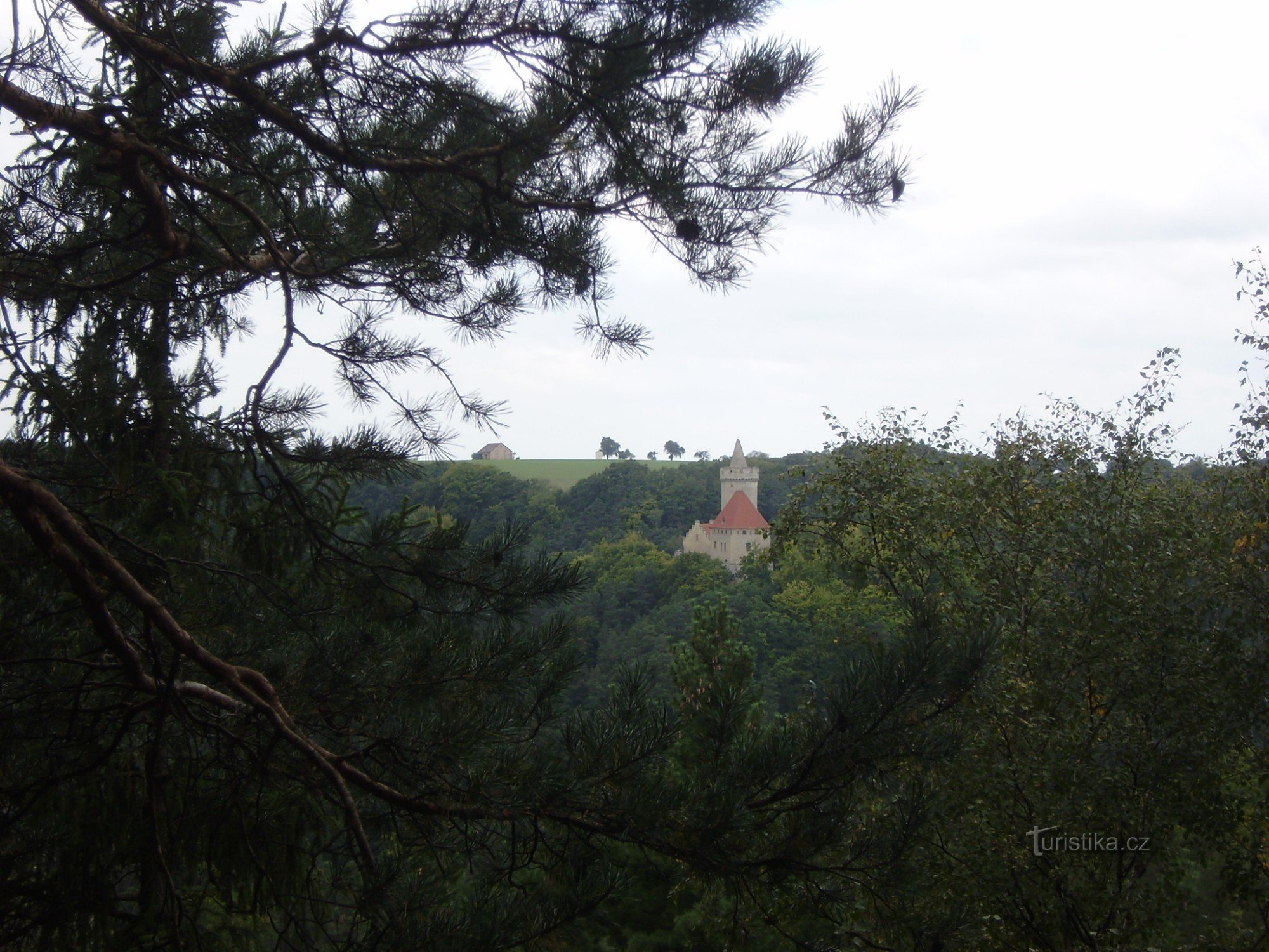 Kilátás a Kokořín-kastélyra a Podhradská cesta melletti sziklákról