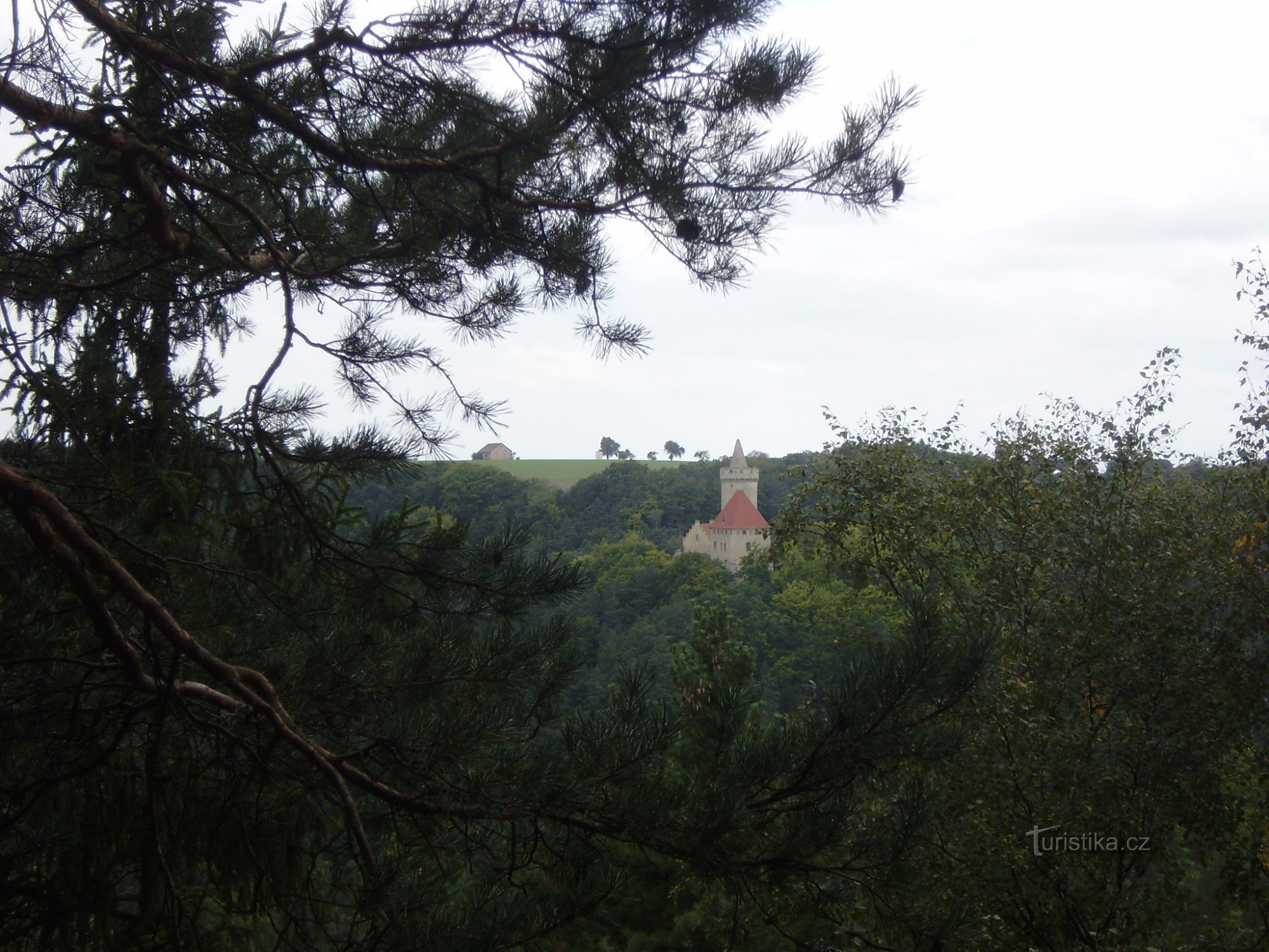 Vue du château de Kokořín depuis les rochers près de Podhradská cesta