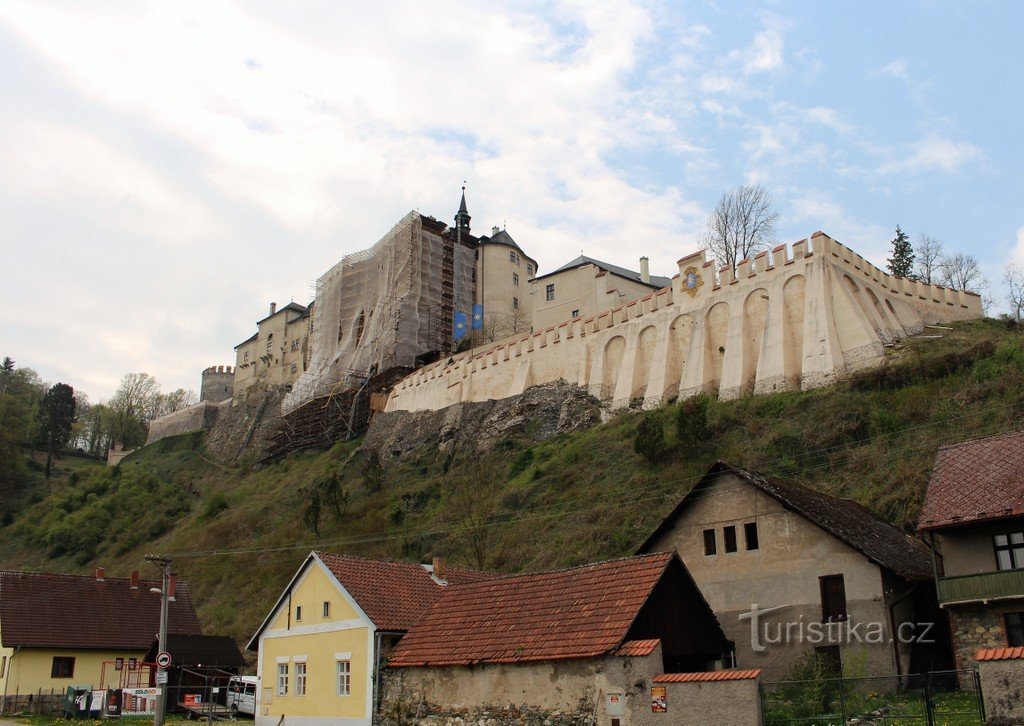 Utsikt över slottet från floden Sázava