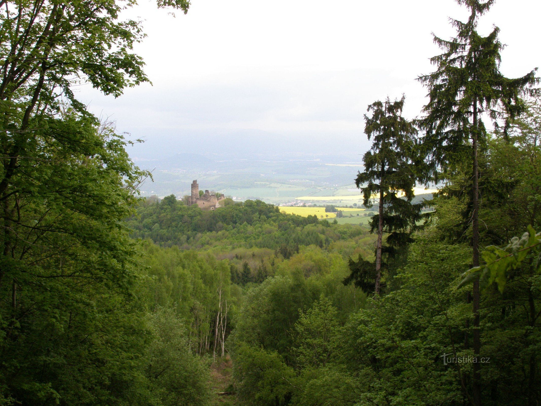 udsigt over Sukoslav Slot fra jordskredet