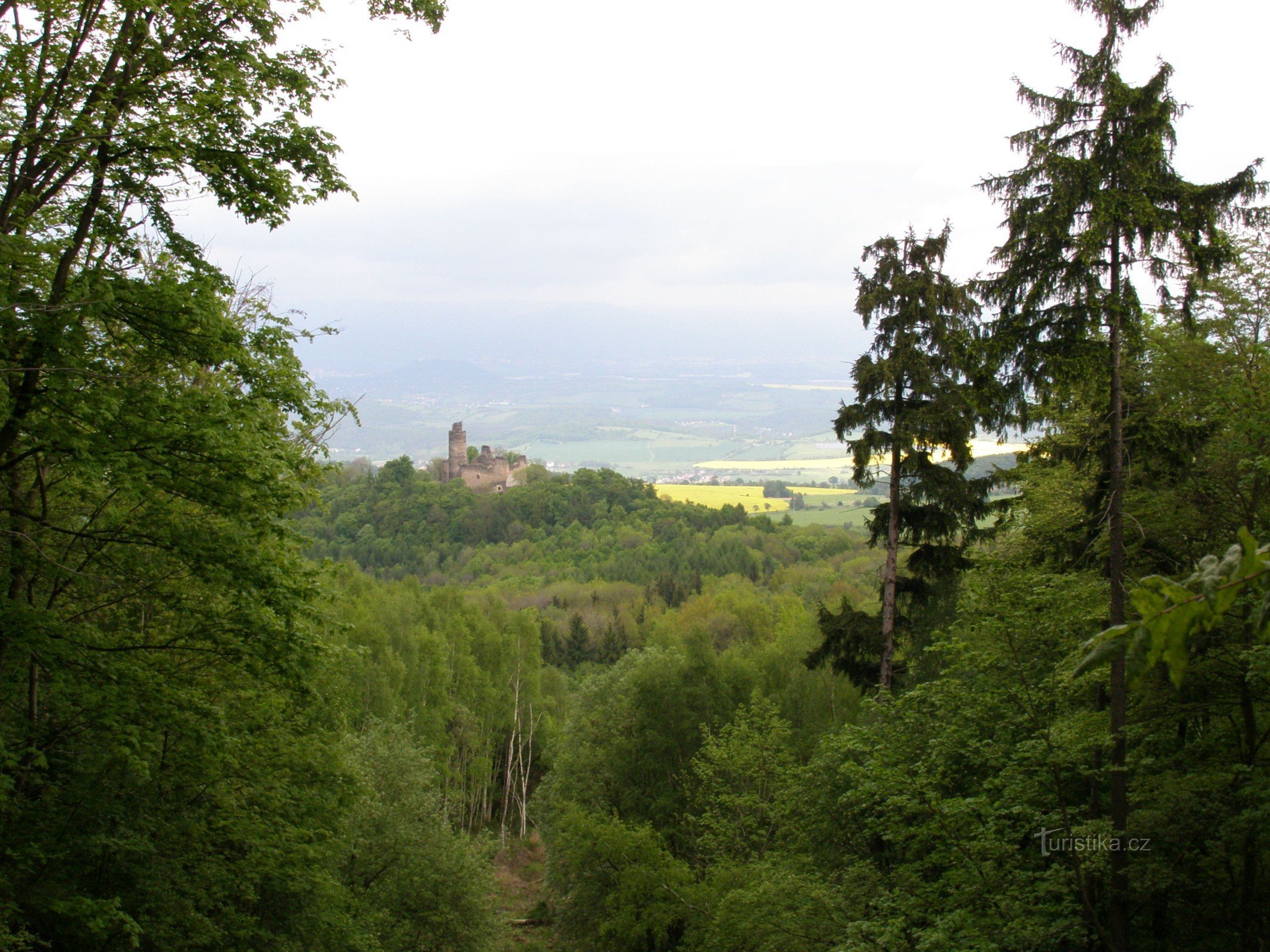 vue sur le château de Sukoslav depuis le glissement de terrain