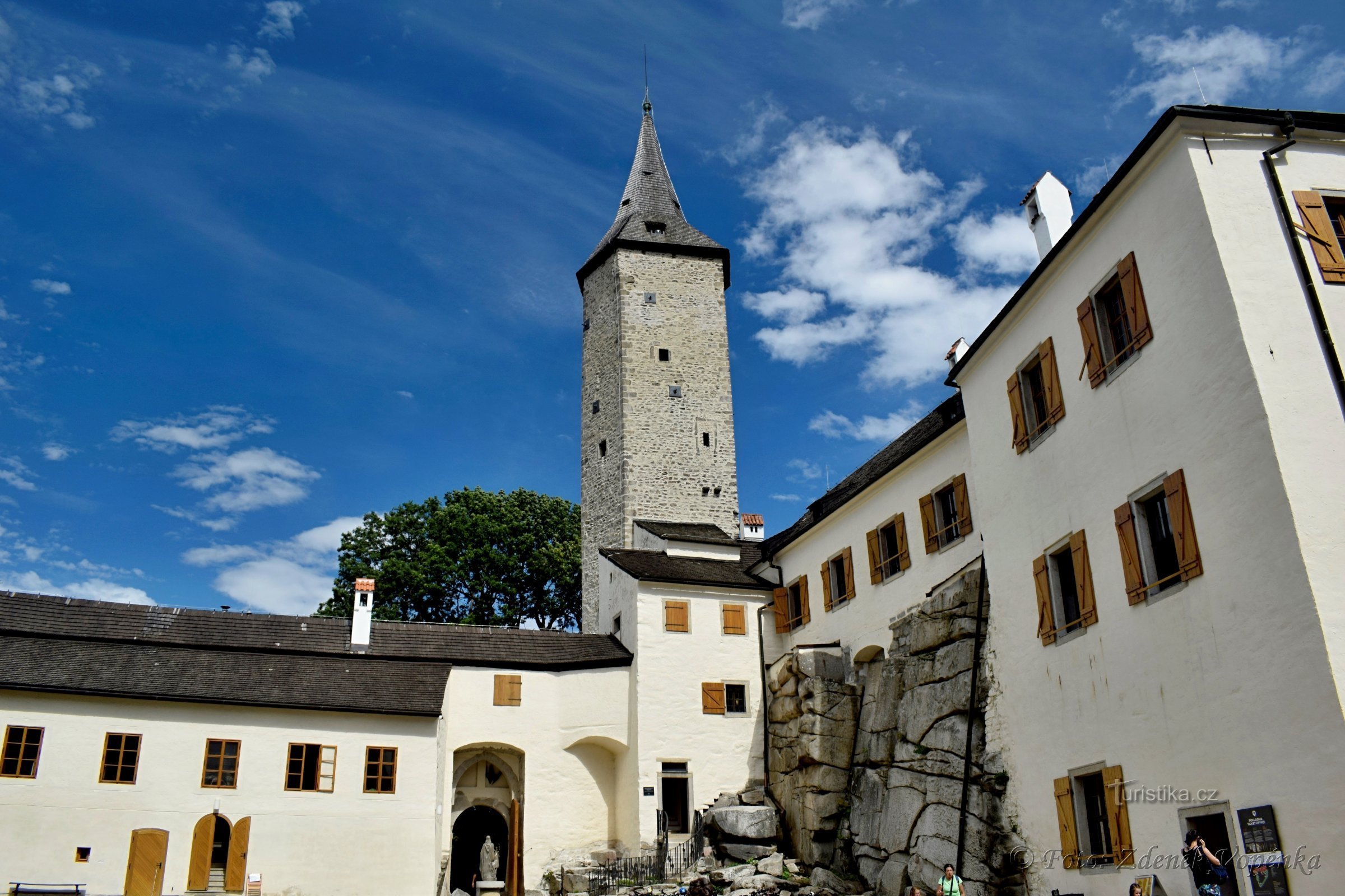 Vue du château depuis la cour.