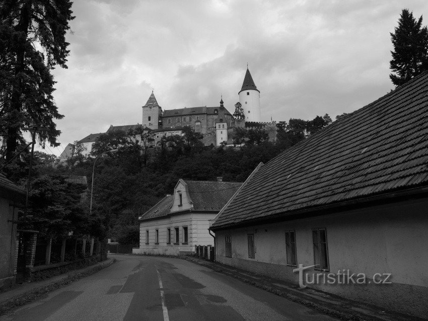 vedere la castel din satul Křivoklát