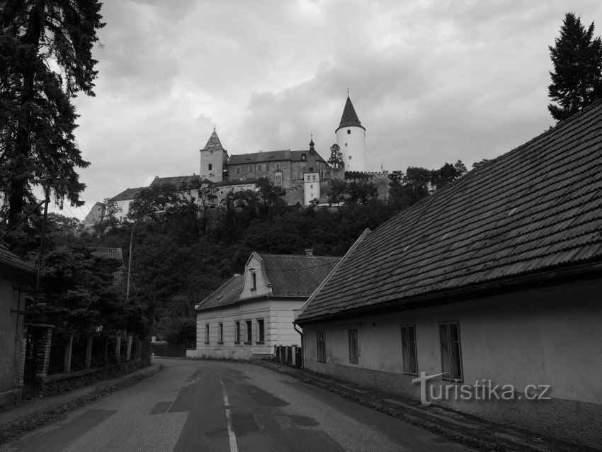 widok na zamek ze wsi Křivoklát