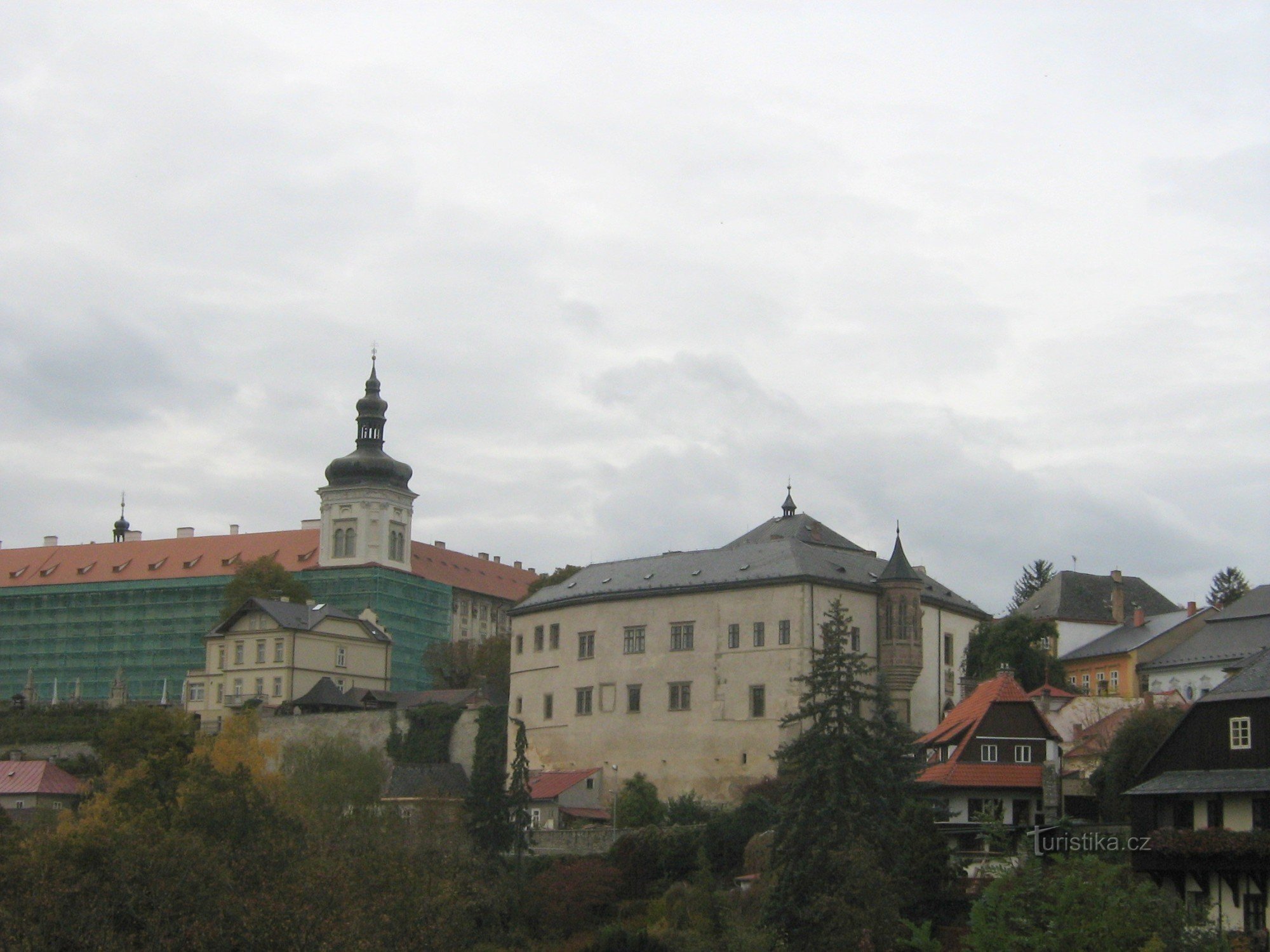 Vedere asupra lui Hrádek și a colegiului iezuit