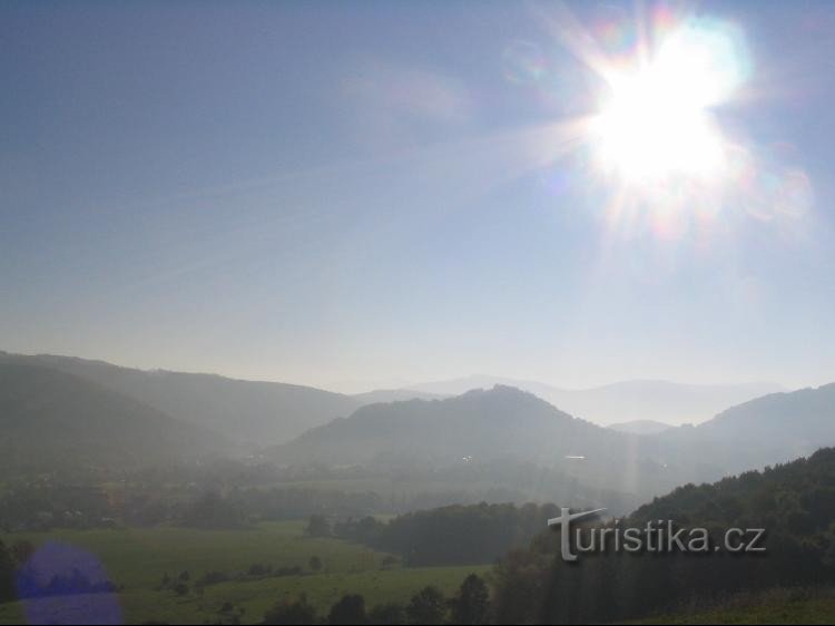 Pogled na grajski grič s hriba Vrchy nad Dolní Sklenov