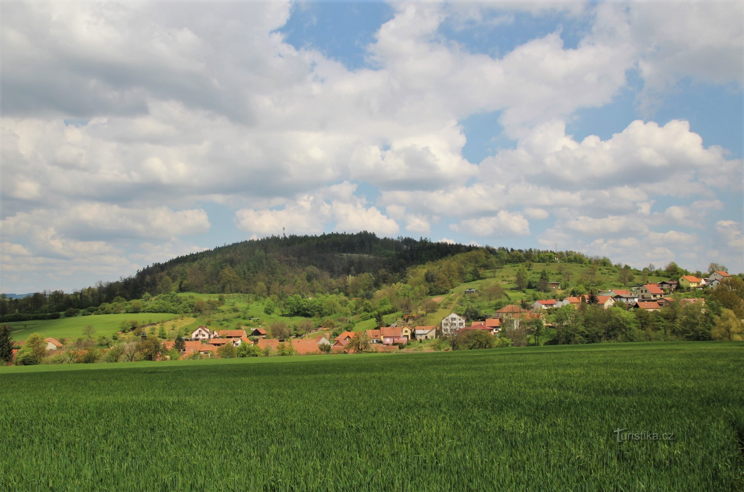 Vedere asupra crestei Fáberka, în prim plan este satul Jabloňany, în dreapta este un punct de belvedere pe creastă