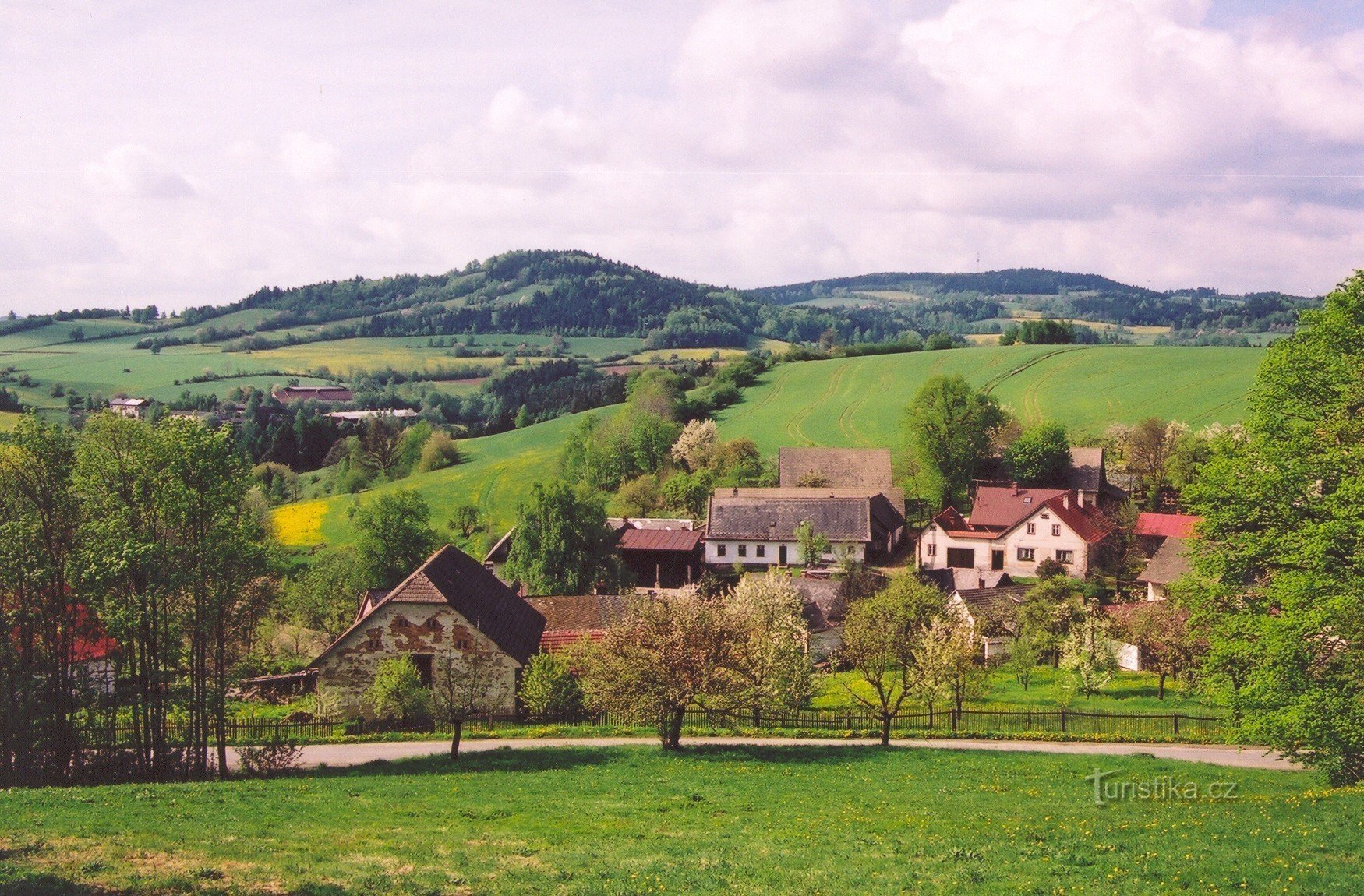 Pogled na greben Gornjega gozda z Věstíneka