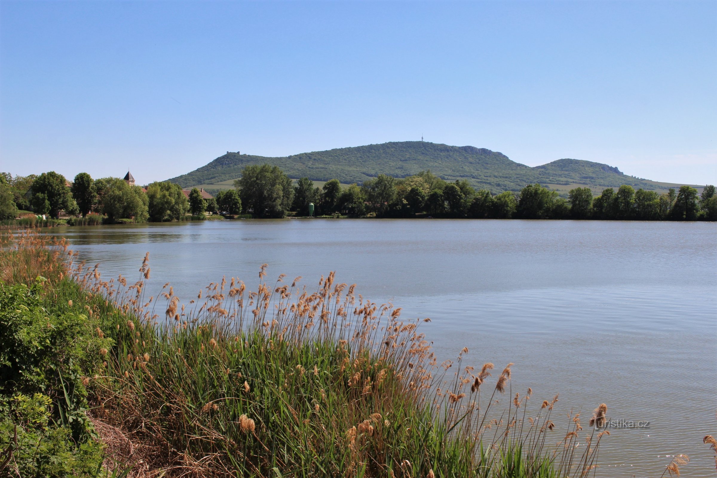 Blick auf den Pálava-Kamm über den Strachotínský rybník