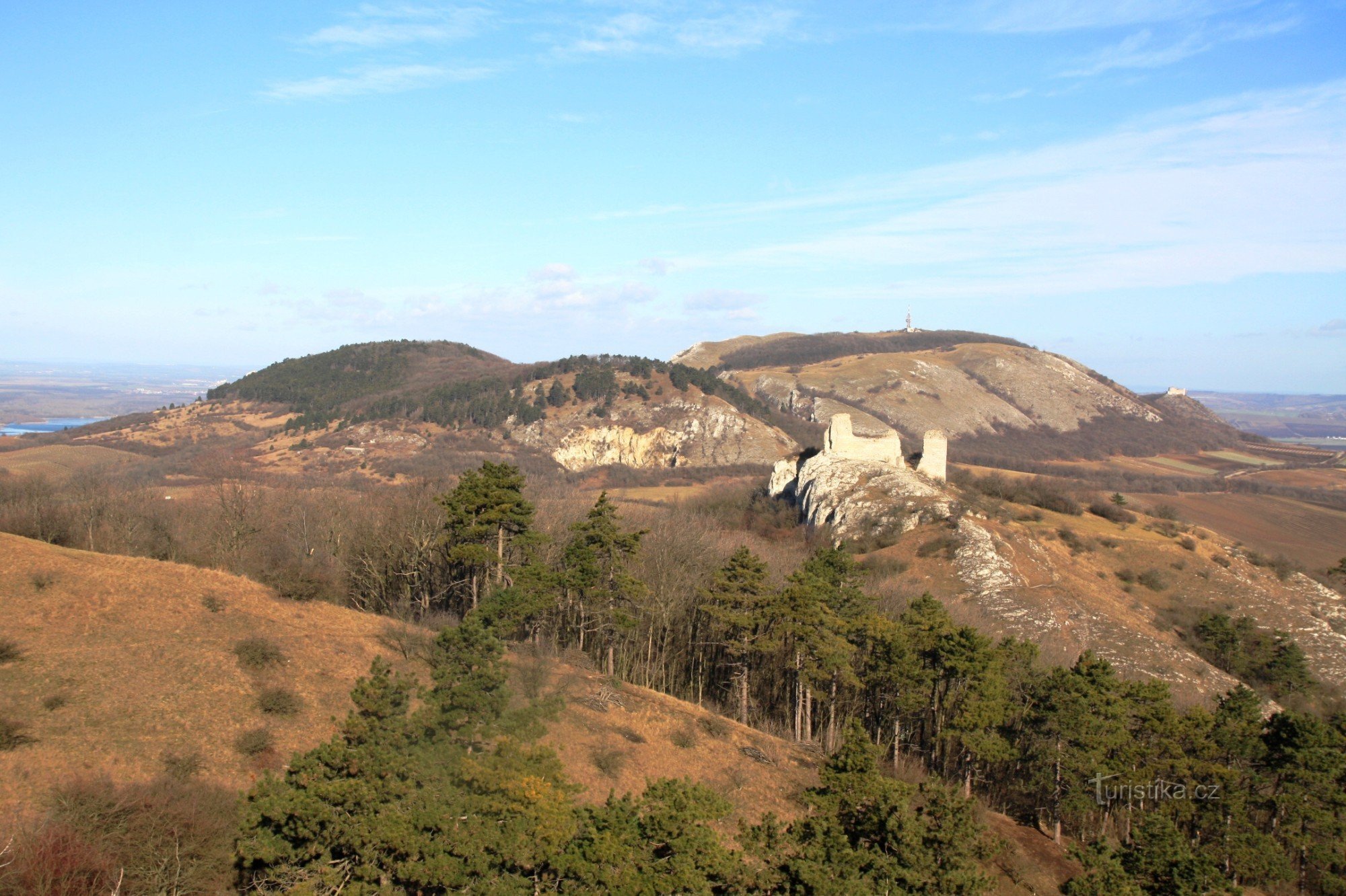 Uitzicht op de bergkam Pavlovské vrchy aan het einde van de winter