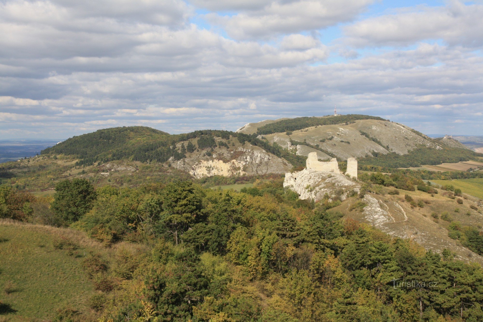 Uitzicht op de bergkam Pavlovské vrchy aan het begin van de herfst