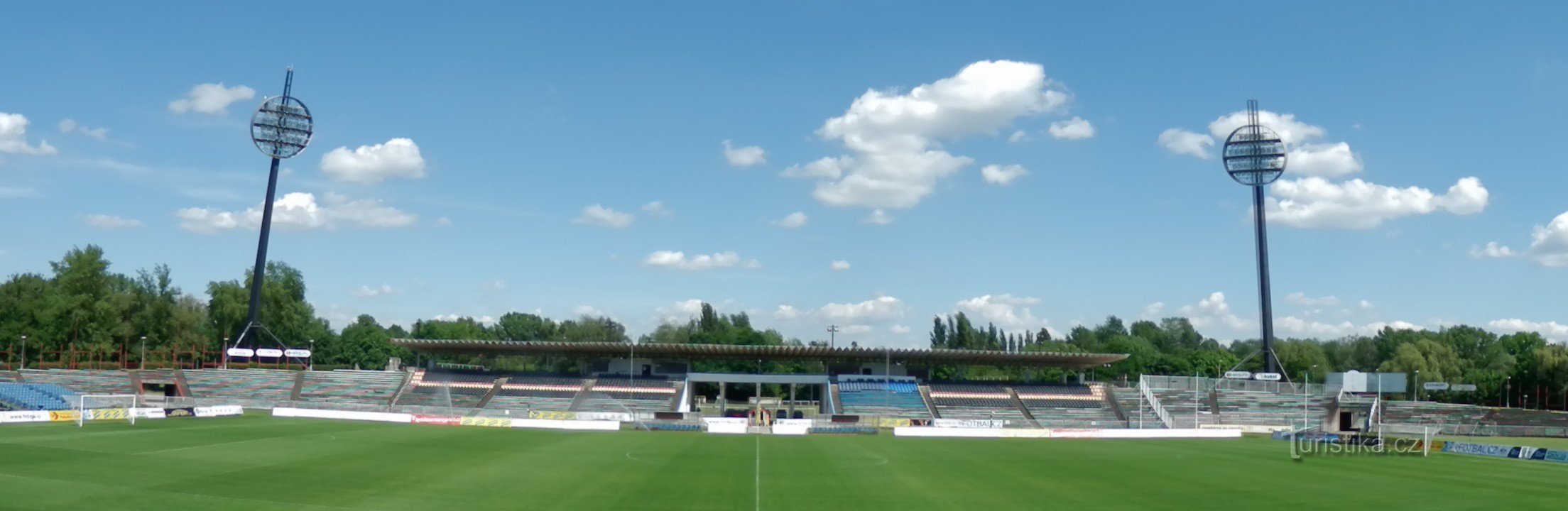 Blick auf das Spielfeld von der Haupttribüne im Südwesten