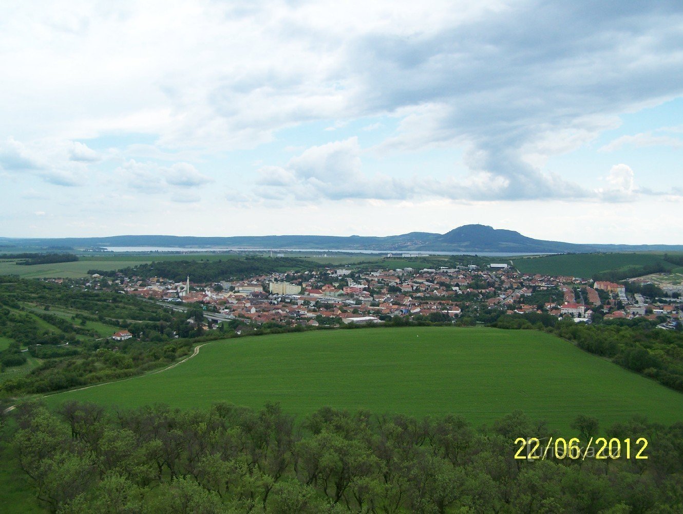 Vista de Hustopeče, al fondo del embalse de Novomlýnská y Pálava